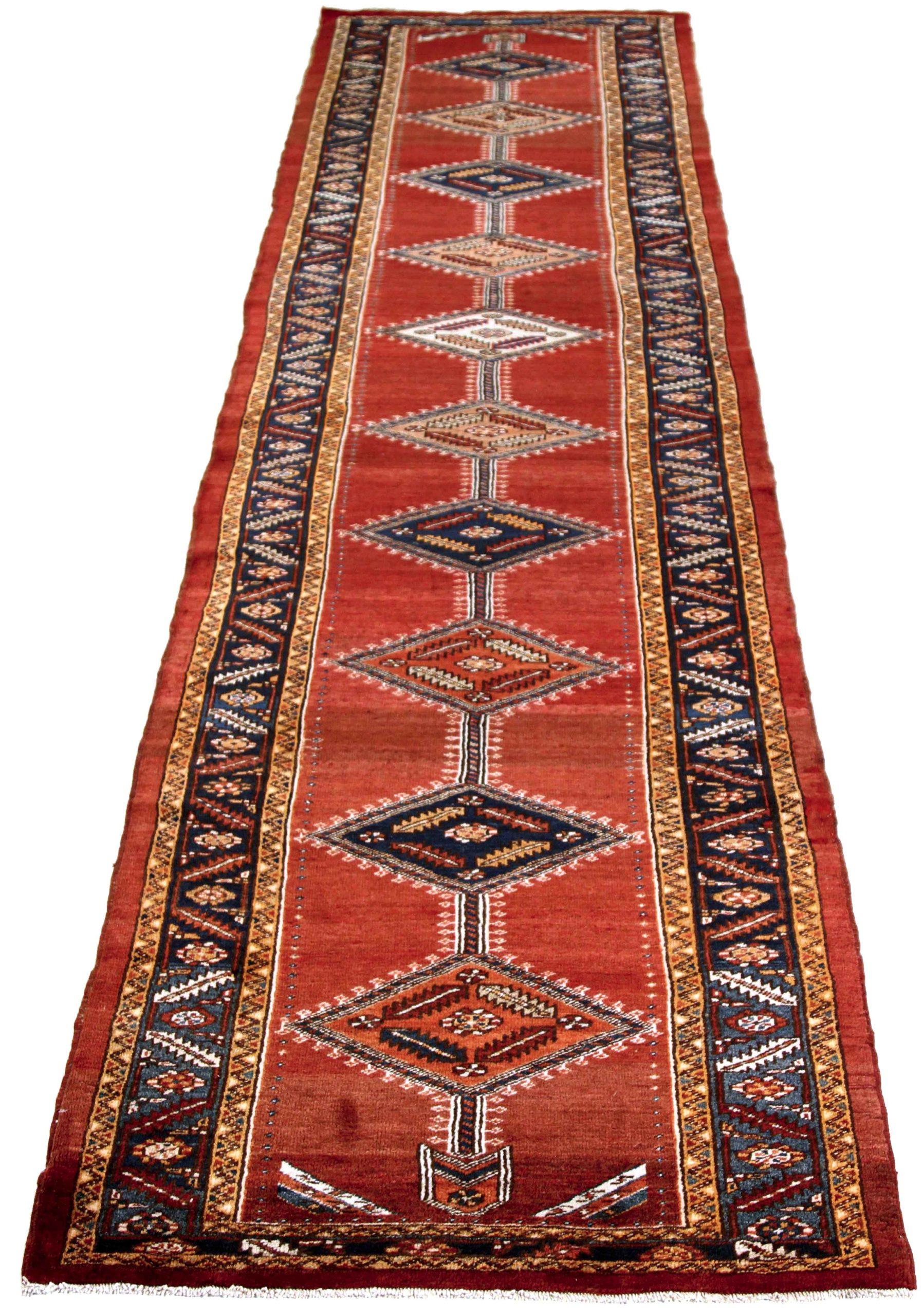 Entdecken Sie die Eleganz des persischen Bakhshayesh mit dem Läufer von CIRCA 1880. Dieses exklusive Design, das mit viel Liebe zum Detail entworfen wurde, ist perfekt, um Ihren Raum zu verschönern.