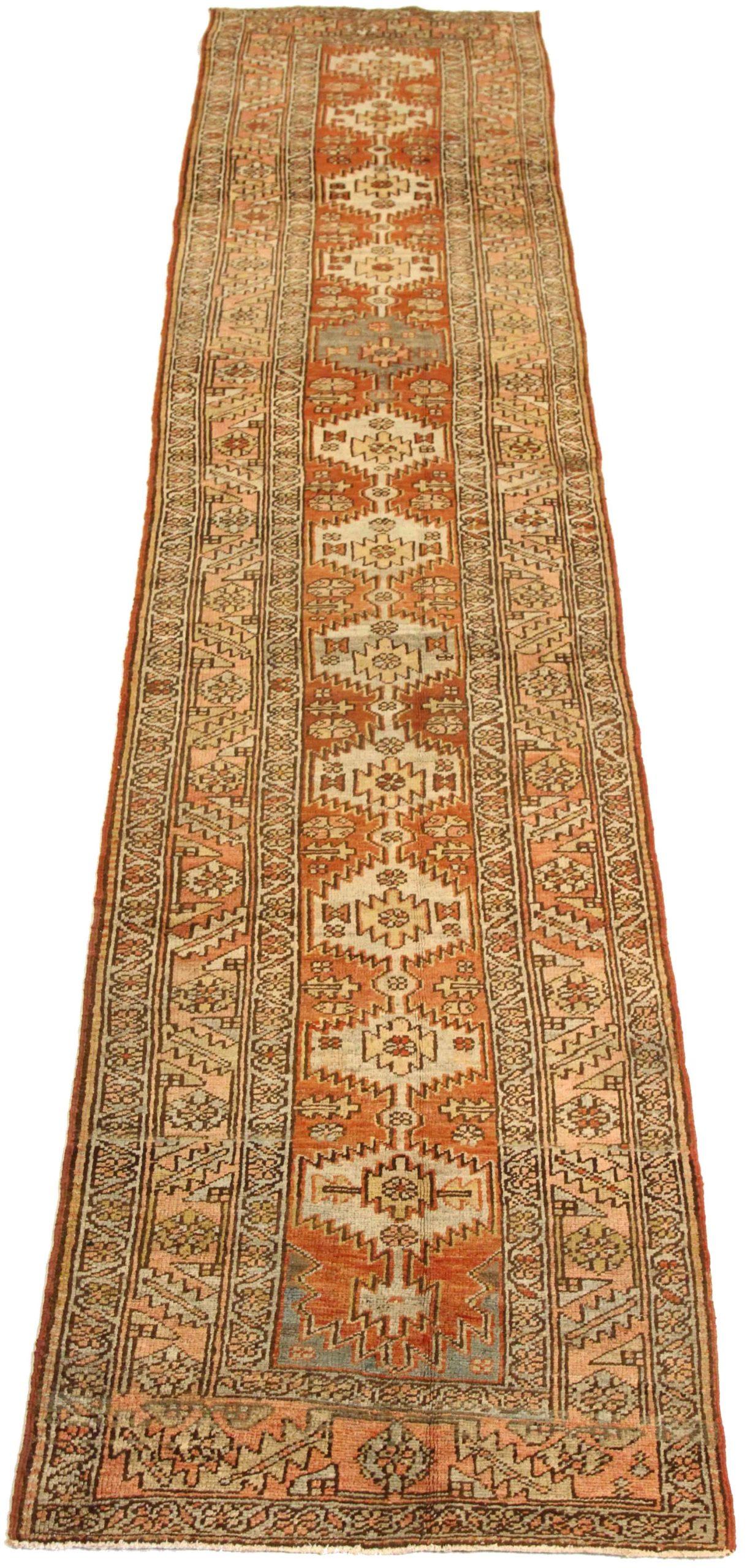 Entdecken Sie die Eleganz des persischen Bakhshayesh mit dem Läufer von CIRCA 1880. Dieses exklusive Design aus Wolle und IvoryPinkRed eignet sich perfekt, um Ihren Raum zu verschönern.