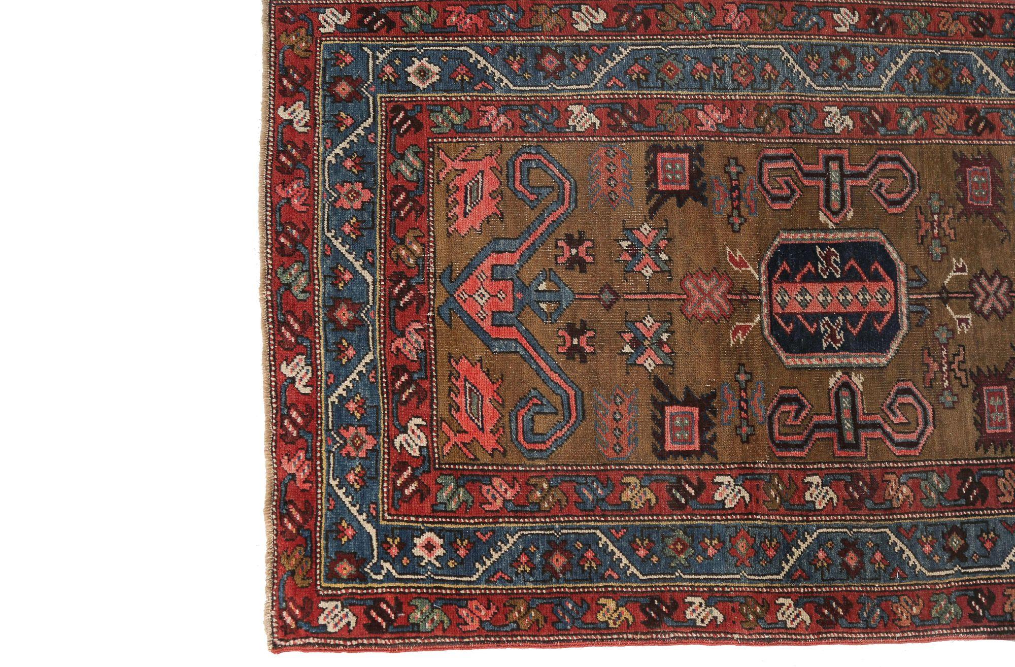 Scopri l'eleganza del tappeto persiano Bakhshayesh, caratterizzato da Runner Rug di CIRCA 1910. Progettato con lana e verde, questo design esclusivo è perfetto per valorizzare il tuo spazio.