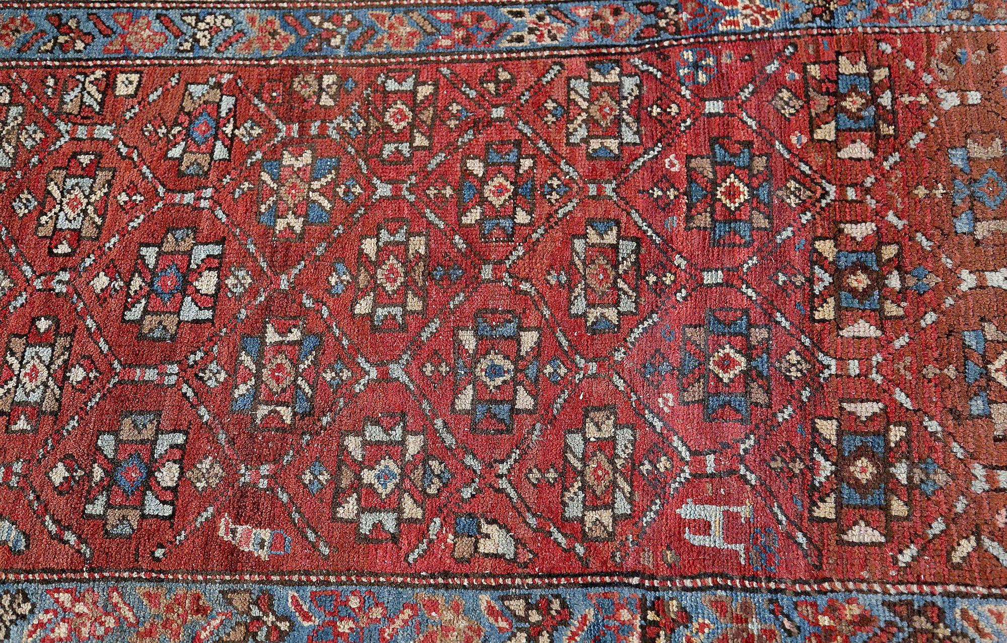 Entdecken Sie die Eleganz des persischen Bakhshayesh mit dem Läufer von CIRCA 1880. Dieses exklusive Design aus Wolle und Rot ist perfekt, um Ihren Raum zu verschönern.