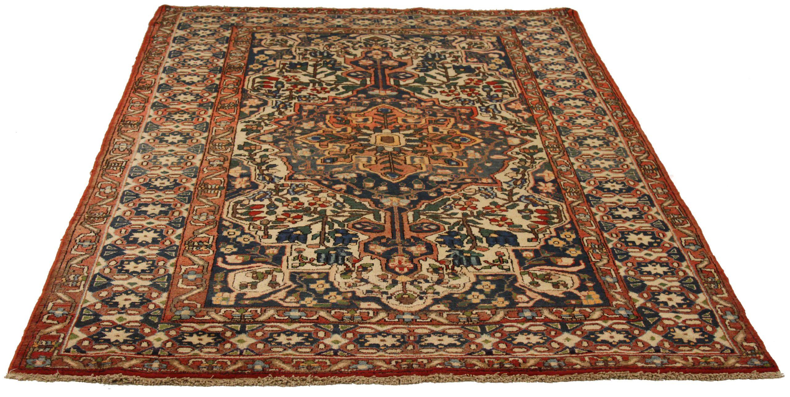 Scopri l'eleganza dei tappeti persiani Bakhtiari, caratterizzati da tappeti d'area CIRCA del 1880. Progettato con una meticolosa attenzione ai dettagli, questo design esclusivo è perfetto per valorizzare il tuo spazio.