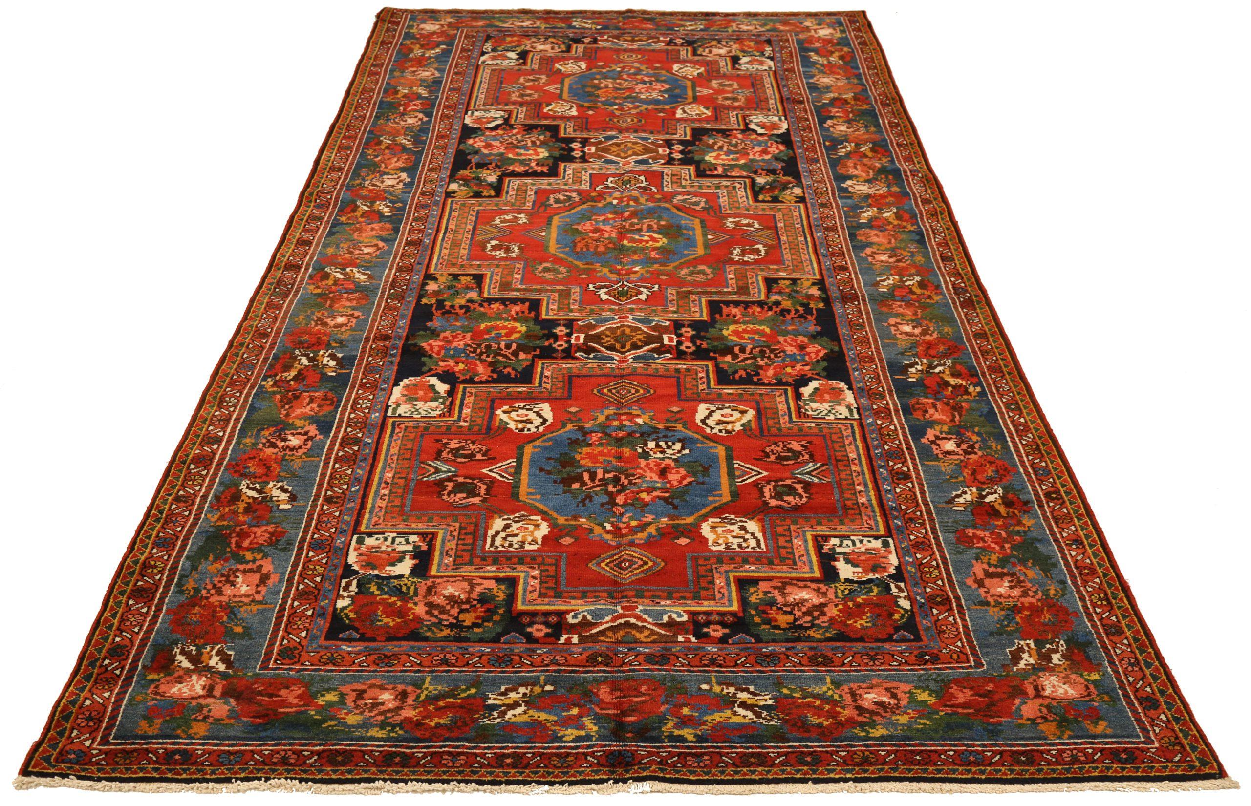 Découvrez l'élégance des tapis persans Bakhtiari de Circa 1880. Conçu avec une attention méticuleuse aux détails, ce design exclusif est parfait pour mettre en valeur votre espace.