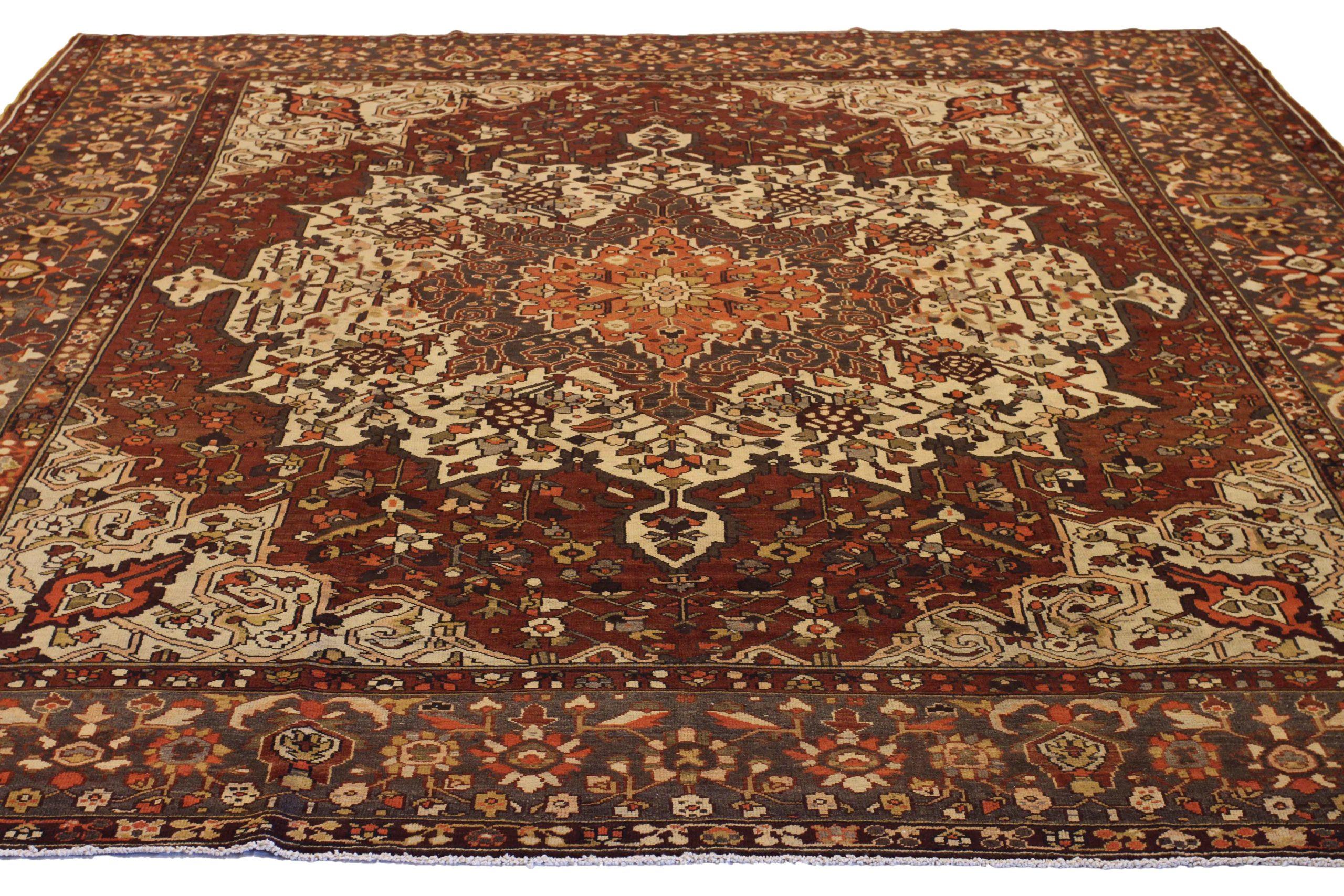 Scopri l'eleganza dei tappeti persiani Bakhtiari, caratterizzati da tappeti d'area CIRCA del 1880. Progettato con una meticolosa attenzione ai dettagli, questo design esclusivo è perfetto per valorizzare il tuo spazio.