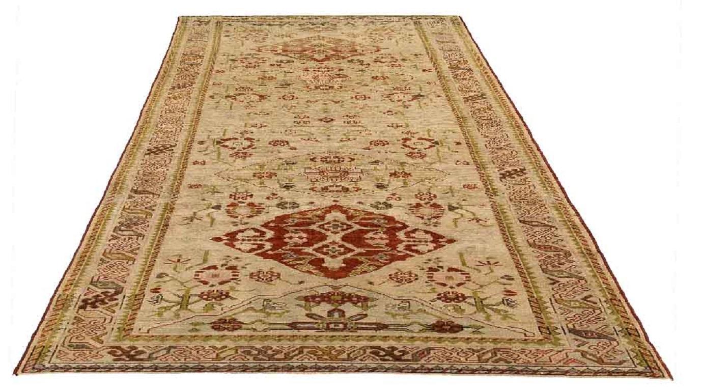 Scopri l'eleganza dei tappeti persiani Bakhtiari, caratterizzati da tappeti d'area CIRCA del 1880. Progettato con una meticolosa attenzione ai dettagli, questo design esclusivo è perfetto per valorizzare il tuo spazio.