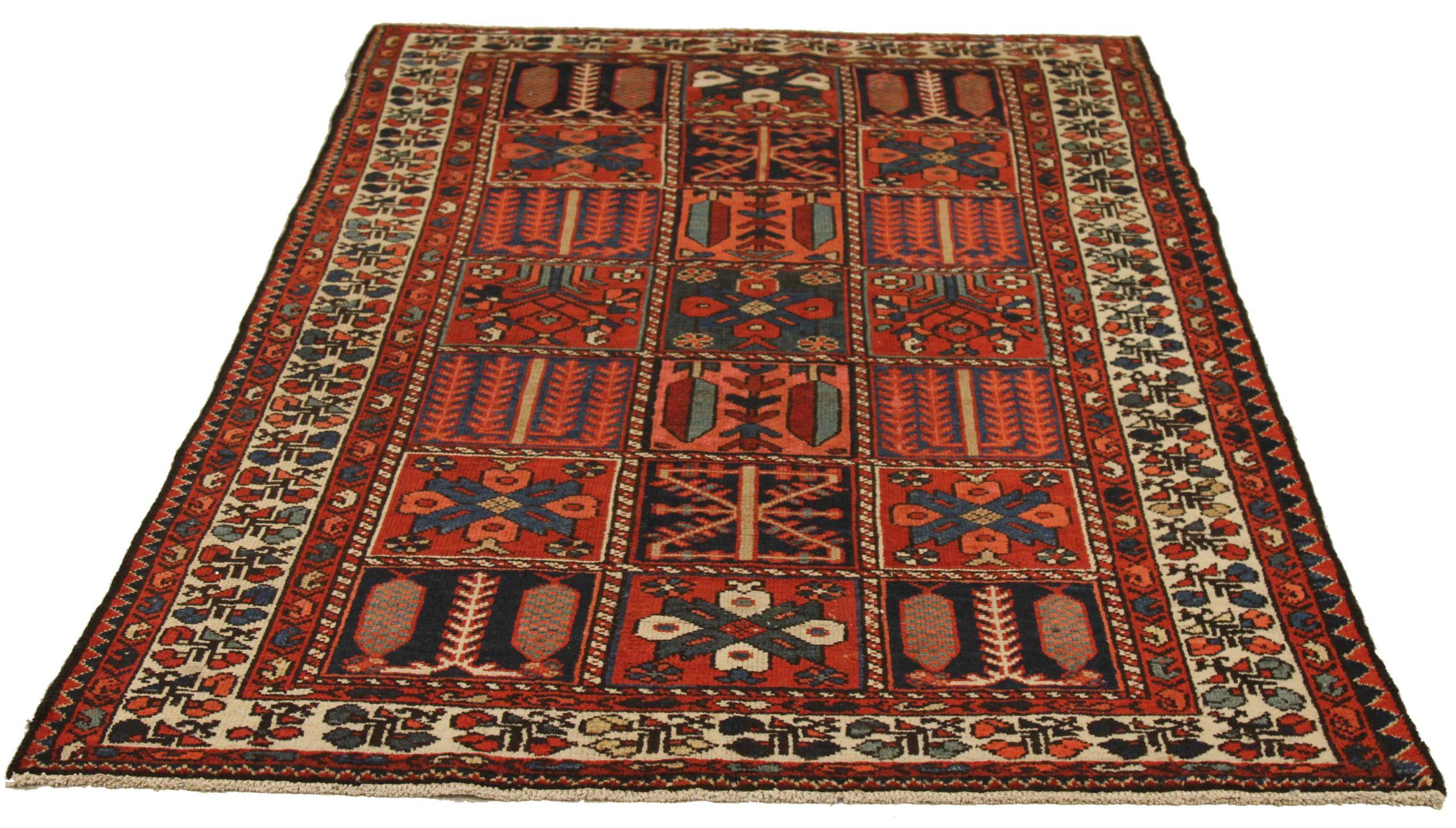 Entdecken Sie die Eleganz der persischen Bachtiari mit Teppichen aus der Zeit um 1880. Dieses exklusive Design, das mit viel Liebe zum Detail entworfen wurde, ist perfekt, um Ihren Raum zu verschönern.