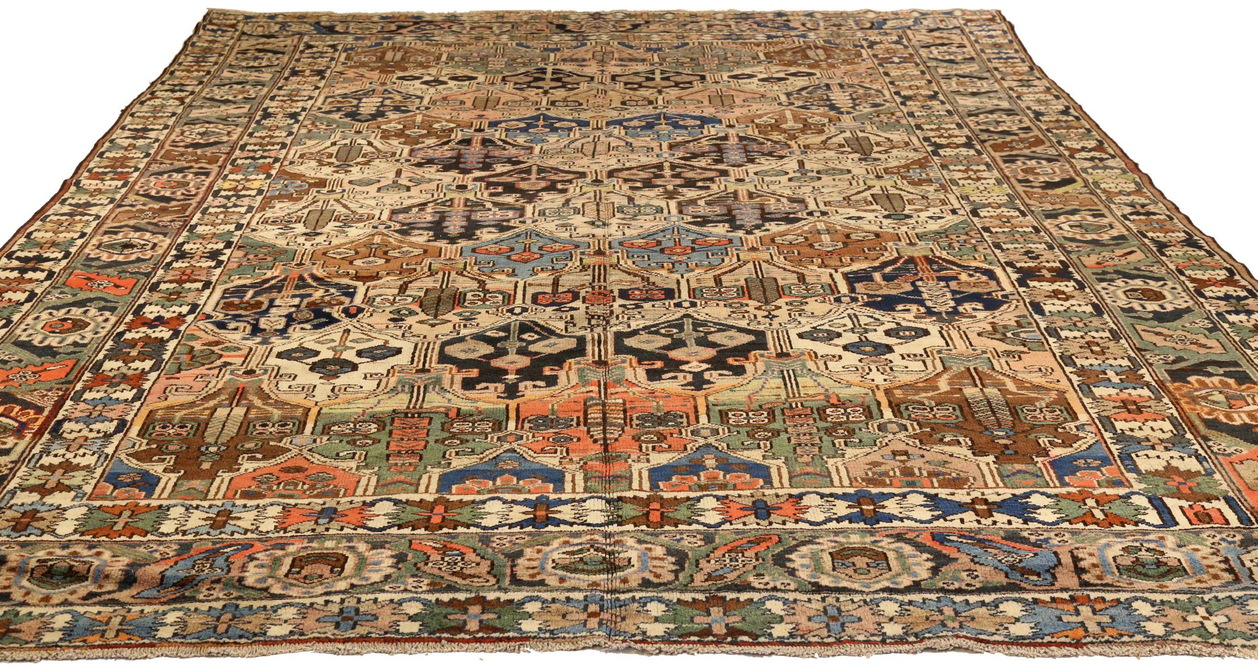 Entdecken Sie die Eleganz der persischen Bachtiari mit Teppichen aus der Zeit um 1880. Dieses exklusive Design aus Wolle und GrünElfenbeinMarineblau ist perfekt, um Ihren Raum zu verschönern.