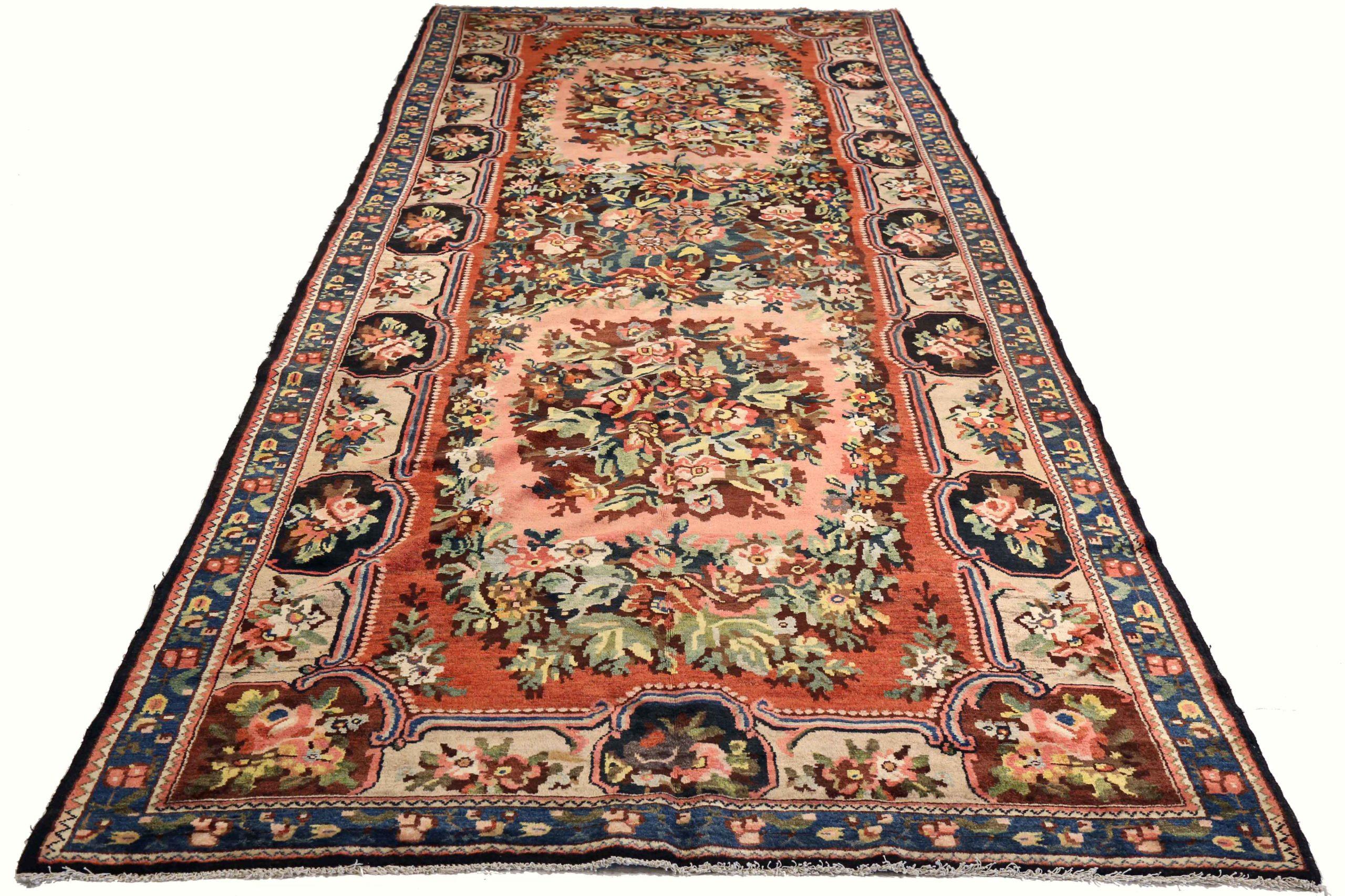 Scopri l'eleganza dei tappeti persiani Bakhtiari con caratteristiche da area CIRCA del 1880. Progettato con lana e verde-avorio-blu-rosa, questo design esclusivo è perfetto per valorizzare il tuo spazio.