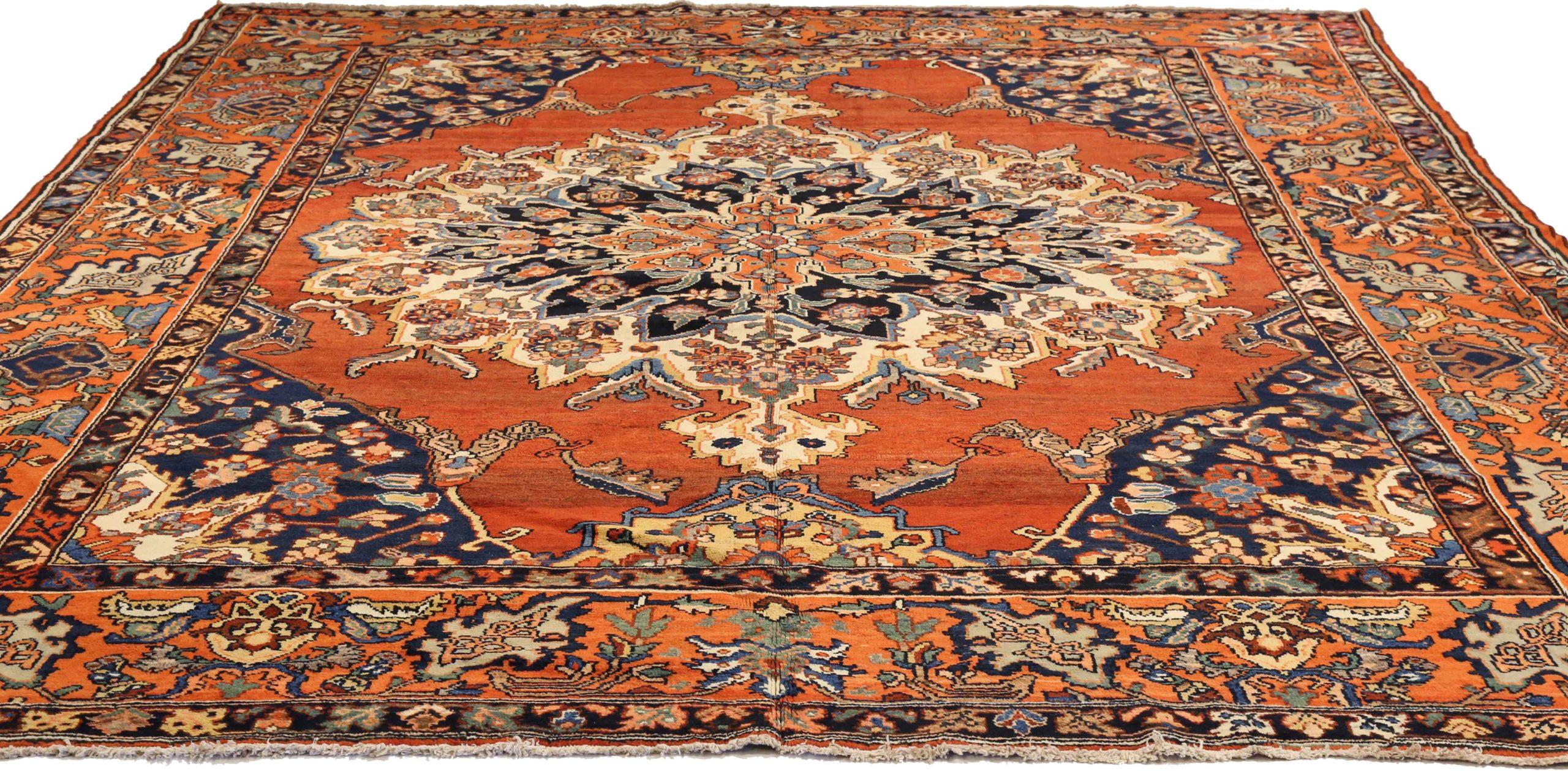 Entdecken Sie die Eleganz der persischen Bachtiari mit Teppichen aus der Zeit um 1880. Dieses exklusive Design aus Wolle und ElfenbeinMarineblauRot ist perfekt, um Ihren Raum zu verschönern.