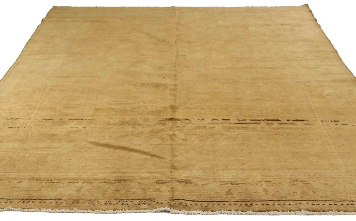 Découvrez l'élégance des tapis persans Bakhtiari de Circa 1880. Conçu avec de la laine et du jaune IvoryTaupeYellow, ce design exclusif est parfait pour mettre en valeur votre espace.