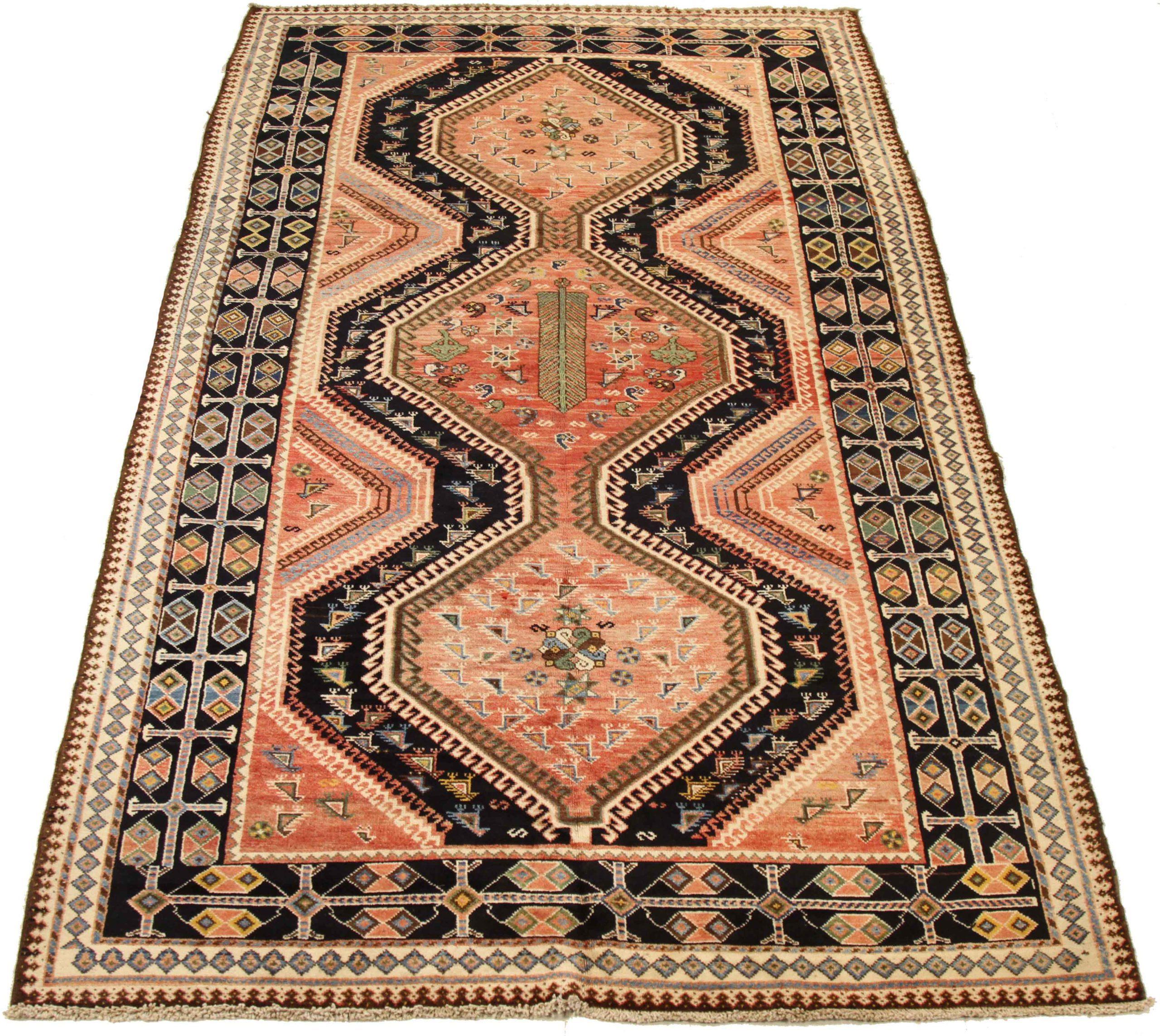 Scopri l'eleganza dei tappeti persiani Bakhtiari con caratteristiche da area CIRCA del 1880. Progettato con lana e avorio e blu-rosa, questo design esclusivo è perfetto per valorizzare il tuo spazio.