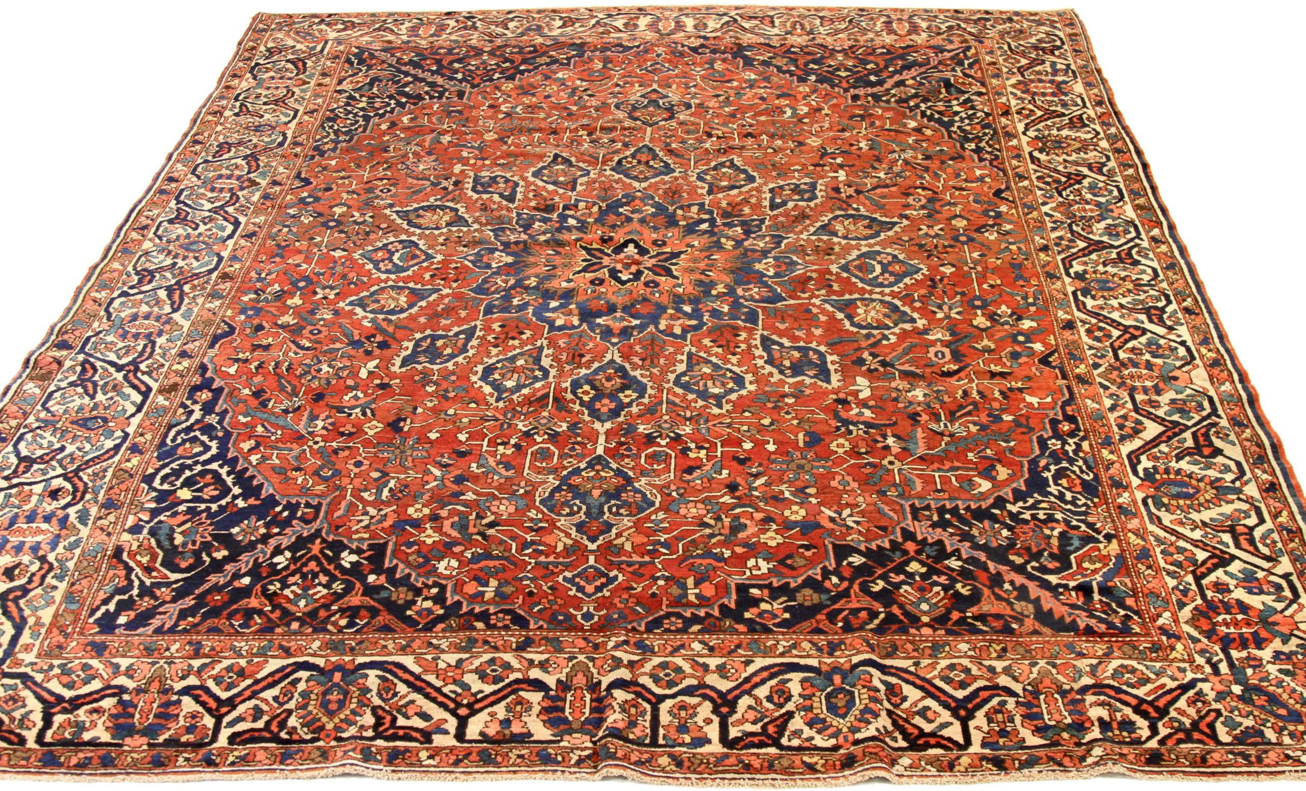 Entdecken Sie die Eleganz der persischen Bachtiari mit Teppichen aus der Zeit um 1910. Dieses exklusive Design aus Wolle und Schwarz-Elfenbein-Rot ist perfekt, um Ihren Raum aufzuwerten.