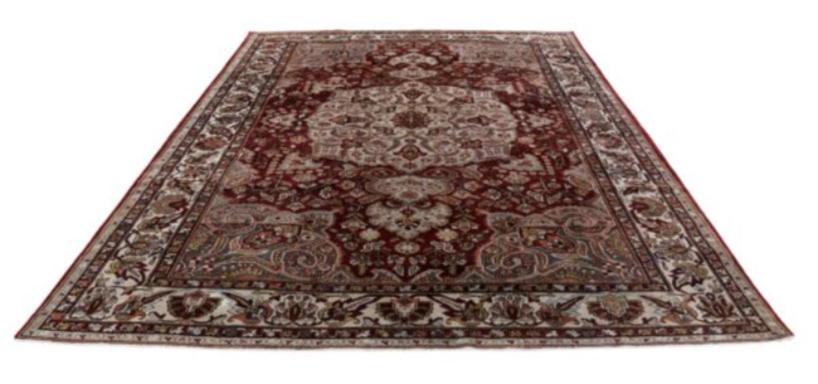 Entdecken Sie die Eleganz der persischen Bachtiari mit Teppichen aus der Zeit um 1910. Dieses exklusive Design aus Wolle und Blau-Elfenbein-Rot ist perfekt, um Ihren Raum zu verschönern.