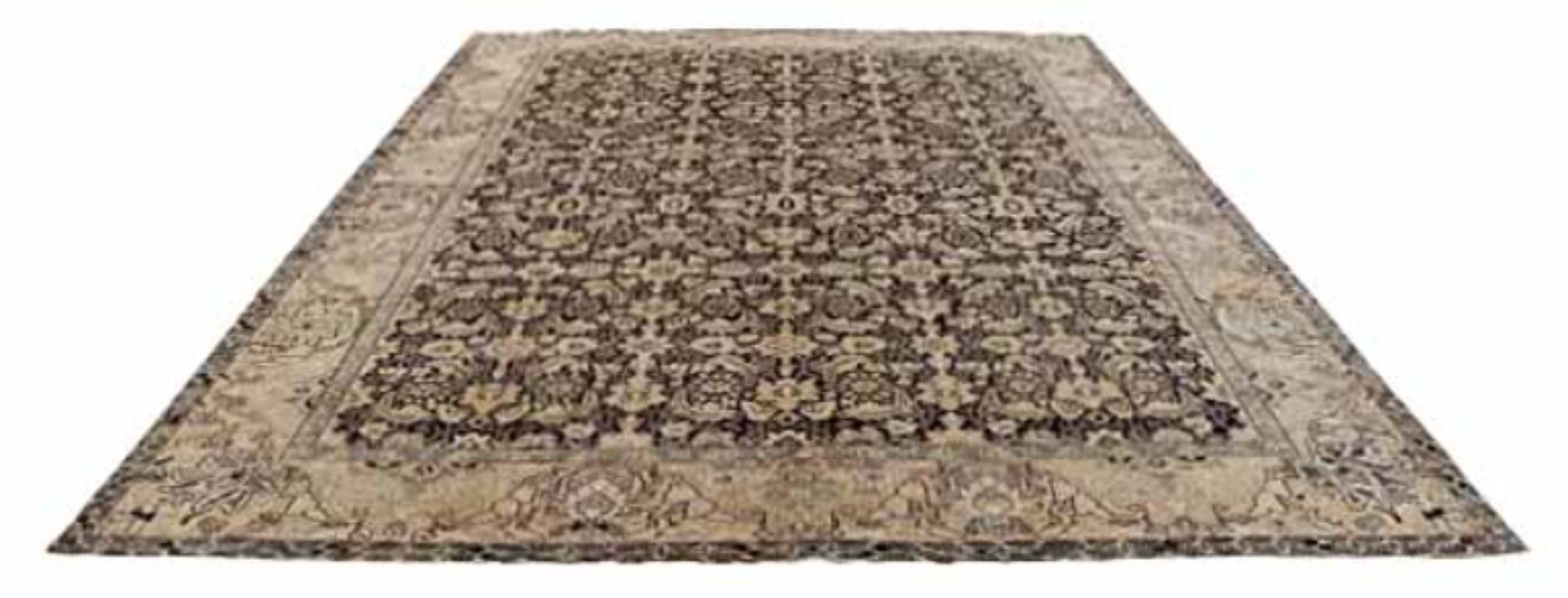 Entdecken Sie die Eleganz der persischen Bachtiari mit Teppichen aus der Zeit um 1910. Dieses exklusive Design aus Wolle und BrownGray ist perfekt, um Ihren Raum zu verschönern.