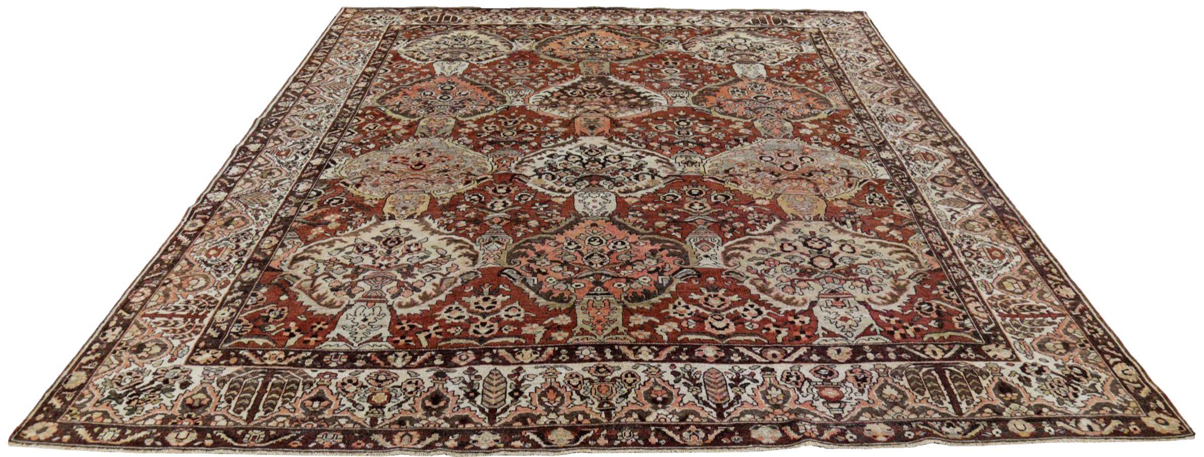 Entdecken Sie die Eleganz der persischen Bachtiari mit Teppichen aus der Zeit um 1910. Dieses exklusive Design aus Wolle und IvoryPinkRed eignet sich perfekt, um Ihren Raum zu verschönern.