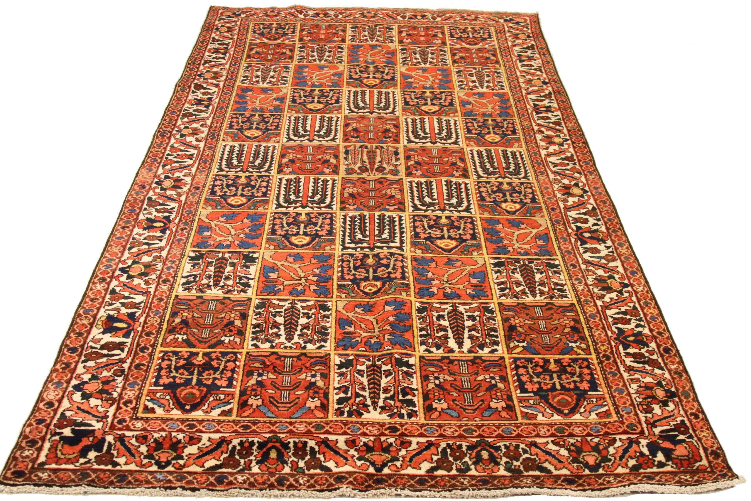 Scopri l'eleganza dei tappeti persiani Bakhtiari con caratteristiche da area CIRCA del 1910. Progettato con lana e avorio e blu-rosso, questo design esclusivo è perfetto per valorizzare il tuo spazio.
