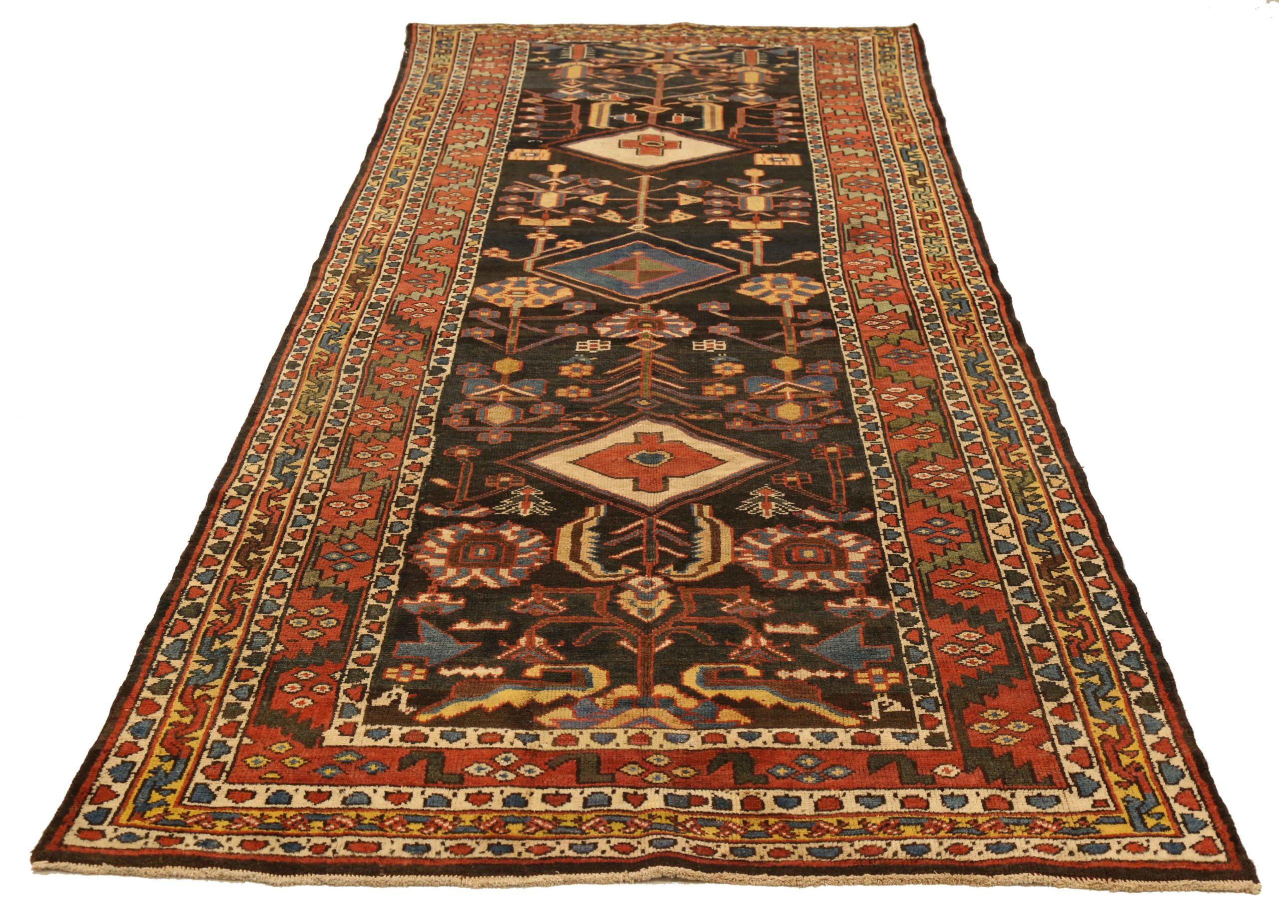 Scopri l'eleganza dei tappeti persiani Bakhtiari. Progettato con una meticolosa attenzione ai dettagli, questo design esclusivo è perfetto per valorizzare il tuo spazio.