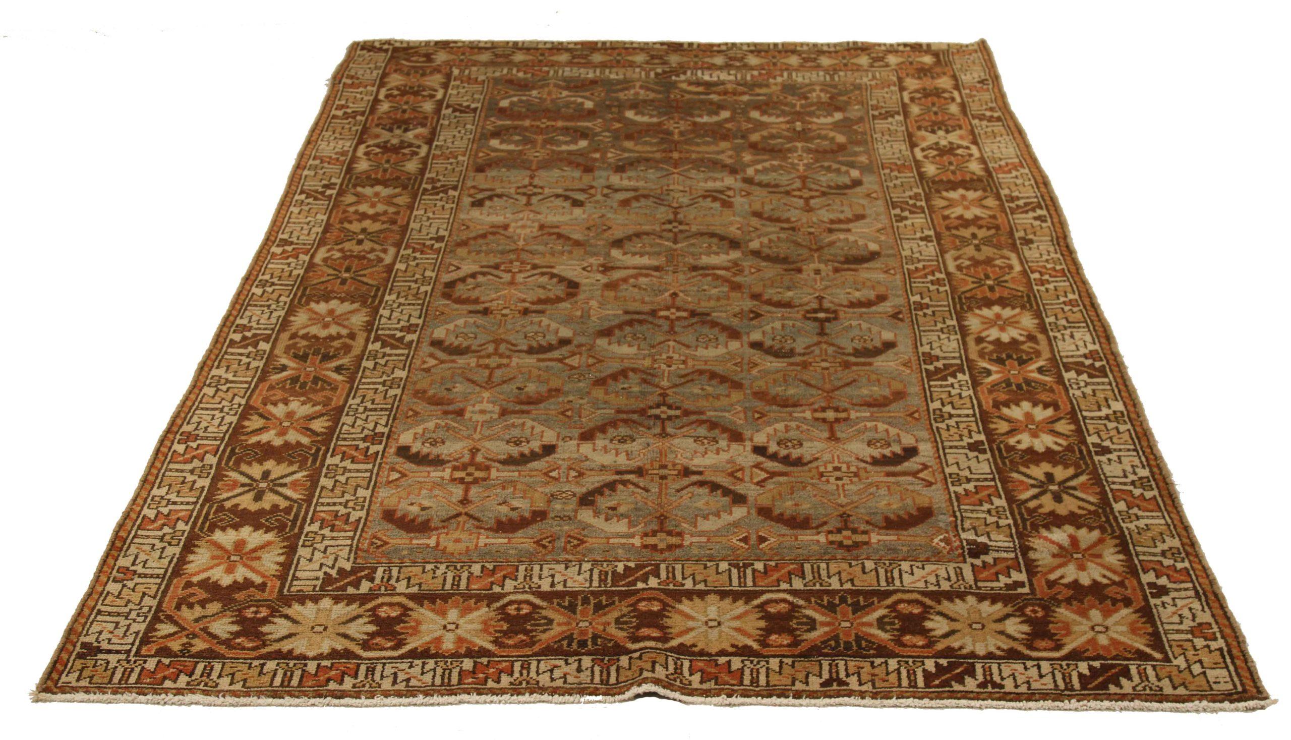Scopri l'eleganza dei tappeti persiani Bakhtiari. Progettato con una meticolosa attenzione ai dettagli, questo design esclusivo è perfetto per valorizzare il tuo spazio.