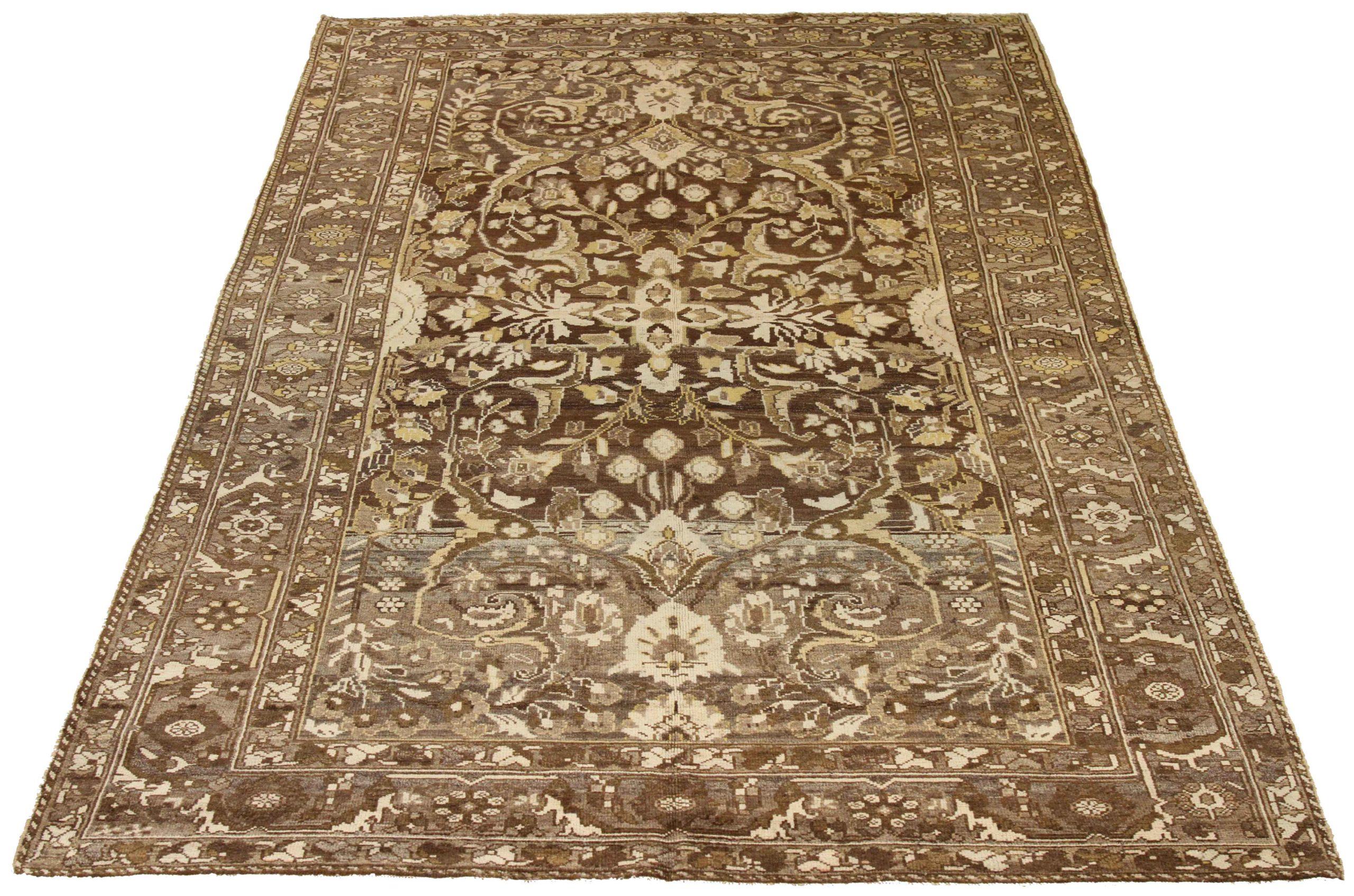 Scopri l'eleganza dei tappeti persiani Bakhtiari. Progettato con una meticolosa attenzione ai dettagli, questo design esclusivo è perfetto per valorizzare il tuo spazio.