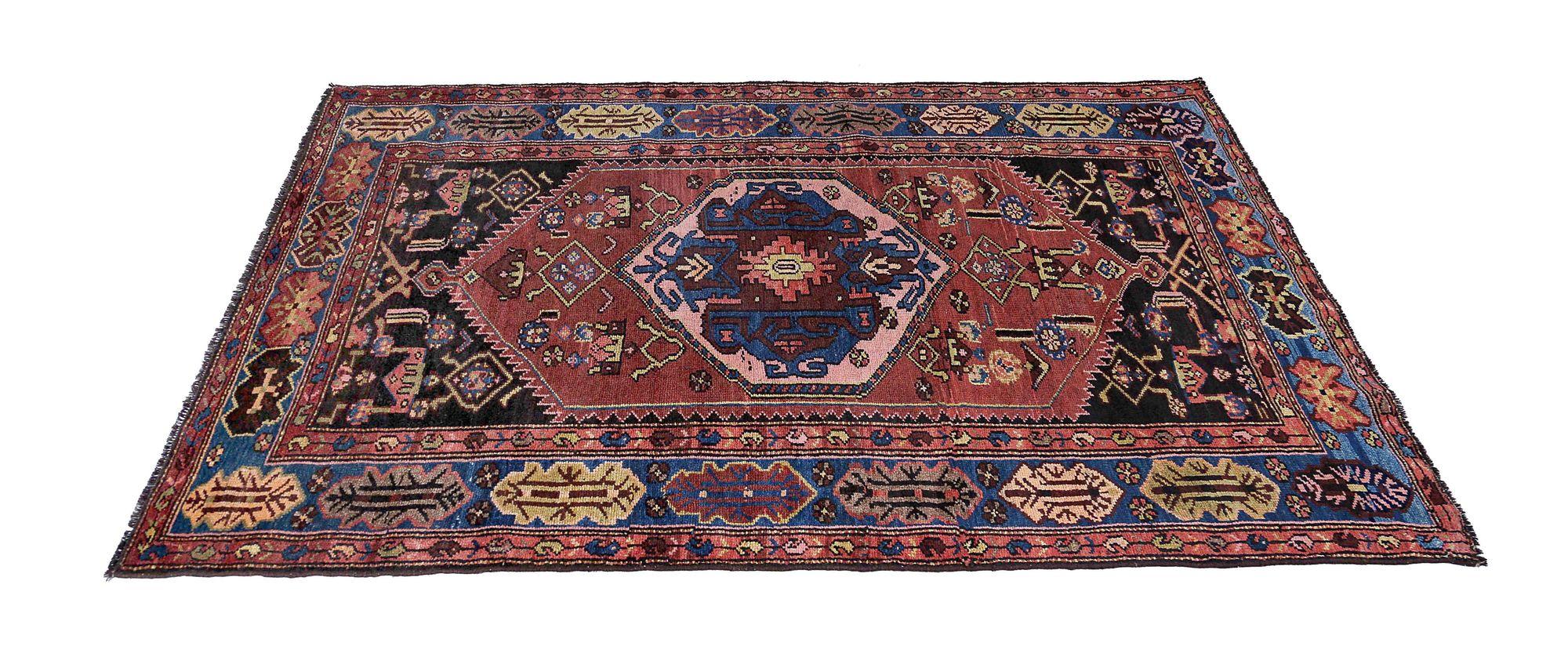 Entdecken Sie die Eleganz der persischen Bachtiari mit Teppichen aus der Zeit um 1910. Dieses exklusive Design aus Wolle in den Farben SchwarzBlauBraunElfenbeinRosaRotGelb ist perfekt, um Ihren Raum zu verschönern.