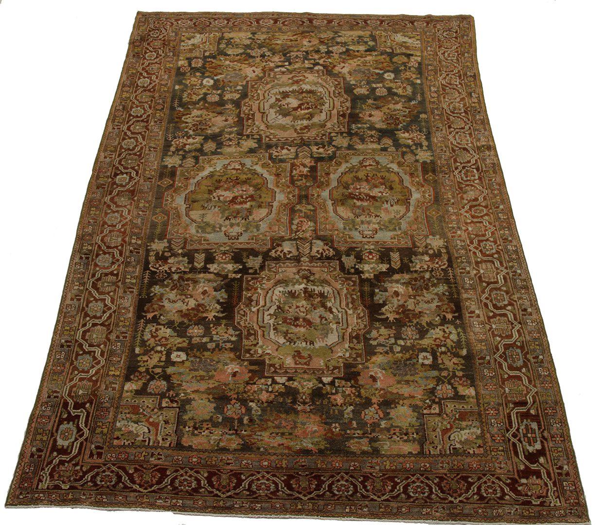 Entdecken Sie die Eleganz der persischen Bachtiari mit Teppichen aus der Zeit um 1910. Dieses exklusive Design aus Wolle und BlackBluePink ist perfekt, um Ihren Raum zu verschönern.