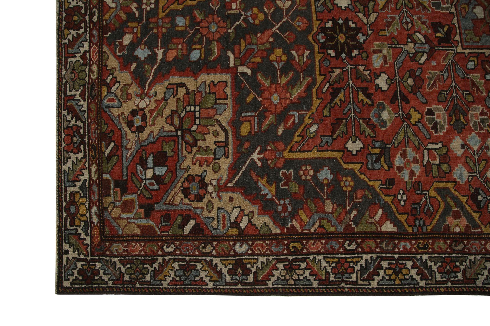 Scopri l'eleganza dei tappeti persiani Bakhtiari con caratteristiche da area CIRCA del 1940. Progettato con lana e BlueBrownRed, questo design esclusivo è perfetto per valorizzare il tuo spazio.