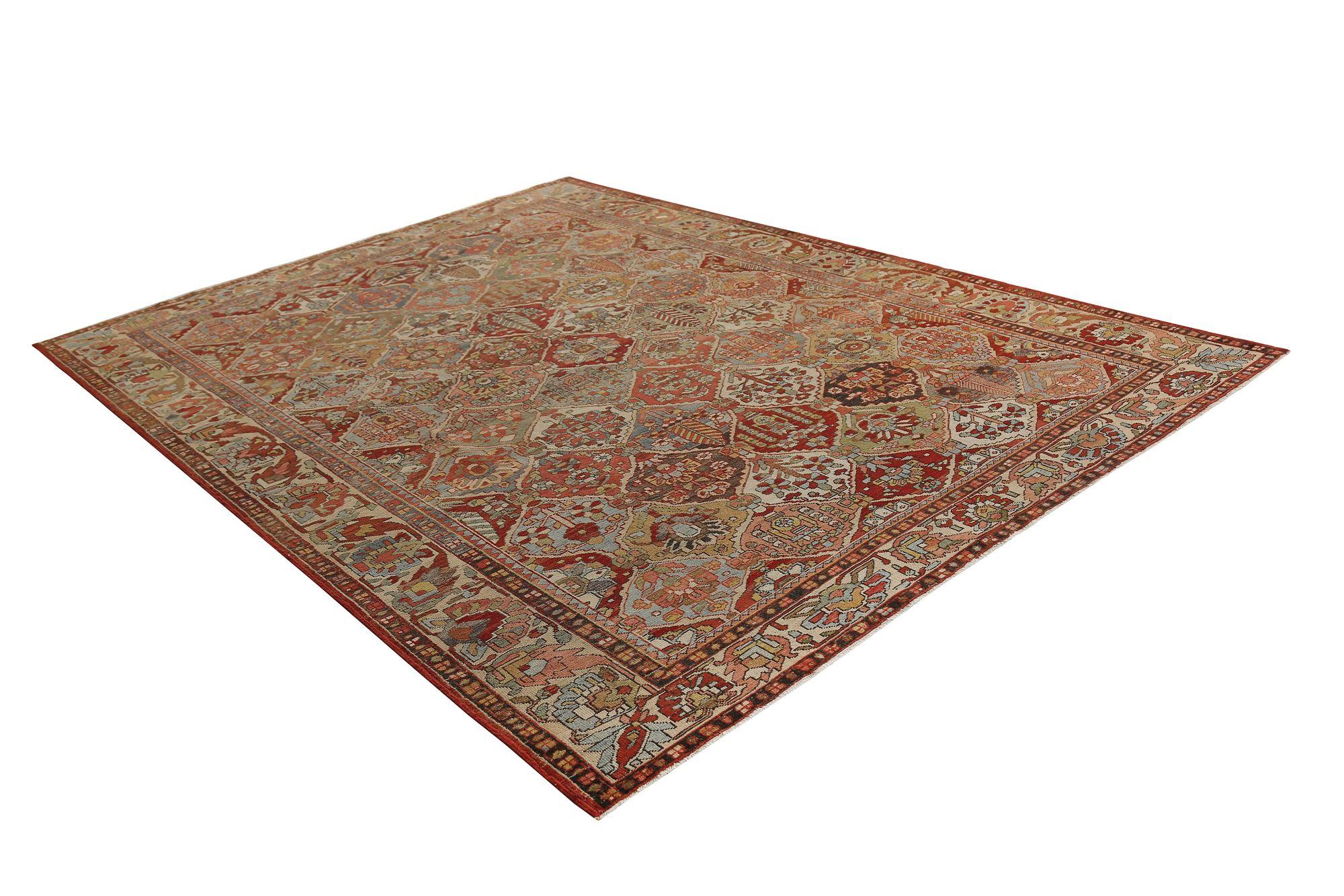 Entdecken Sie die Eleganz der persischen Bachtiari mit Teppichen aus der Zeit um 1910. Dieses exklusive Design aus Wolle und BlauGrünElfenbeinRot eignet sich perfekt, um Ihren Raum zu verschönern.