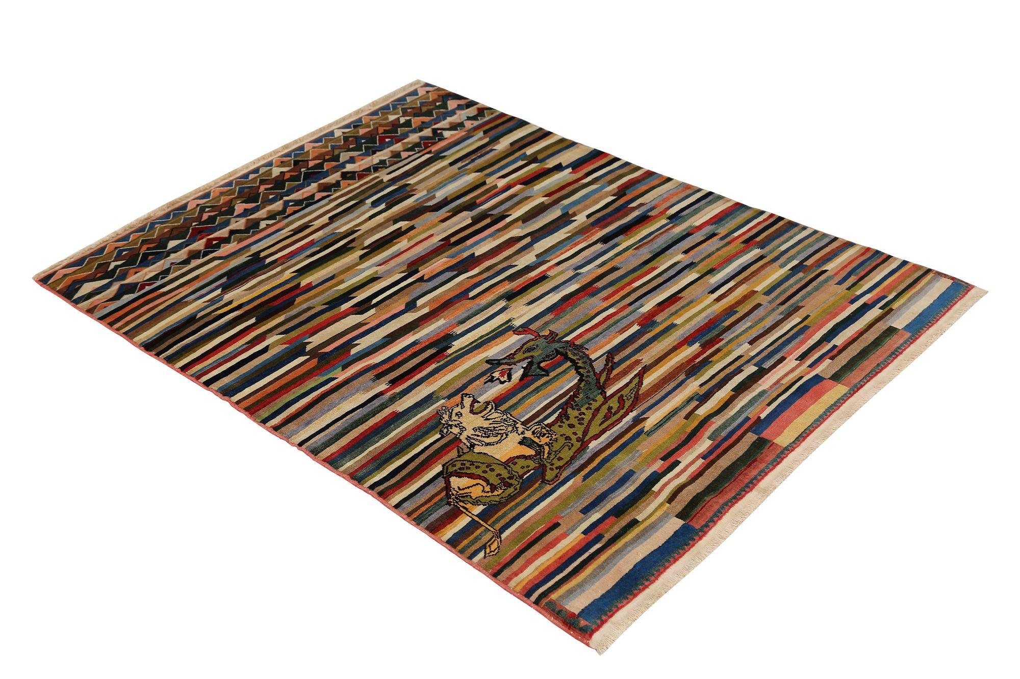 Entdecken Sie die Eleganz der persischen Bachtiari mit Teppichen aus der Zeit um 1970. Dieses exklusive Design aus Wolle und BlauGrünOrangeRotGelb ist perfekt, um Ihren Raum zu verschönern.