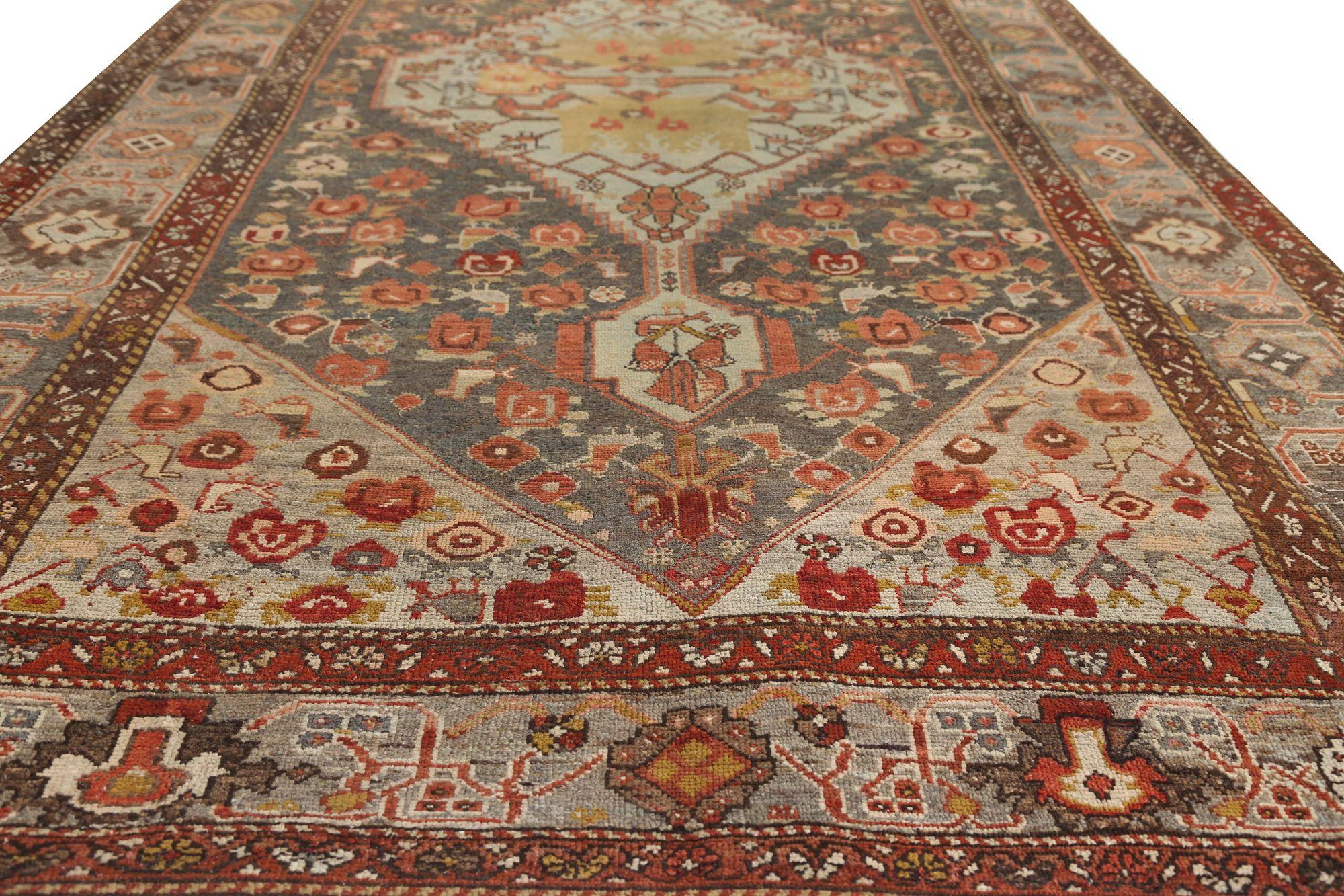 Descubre la elegancia de las alfombras persas Bakhtiari de Circa 1880. Diseñado con lana y azul marfil, este diseño exclusivo es perfecto para realzar tu espacio.