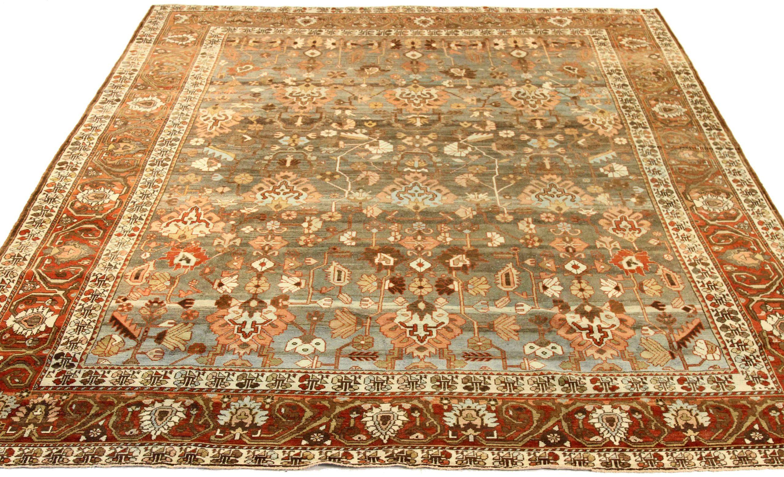 Entdecken Sie die Eleganz der persischen Bachtiari mit Teppichen aus der Zeit um 1880. Dieses exklusive Design aus Wolle und Blau-Elfenbein-Rot ist perfekt, um Ihren Raum zu verschönern.