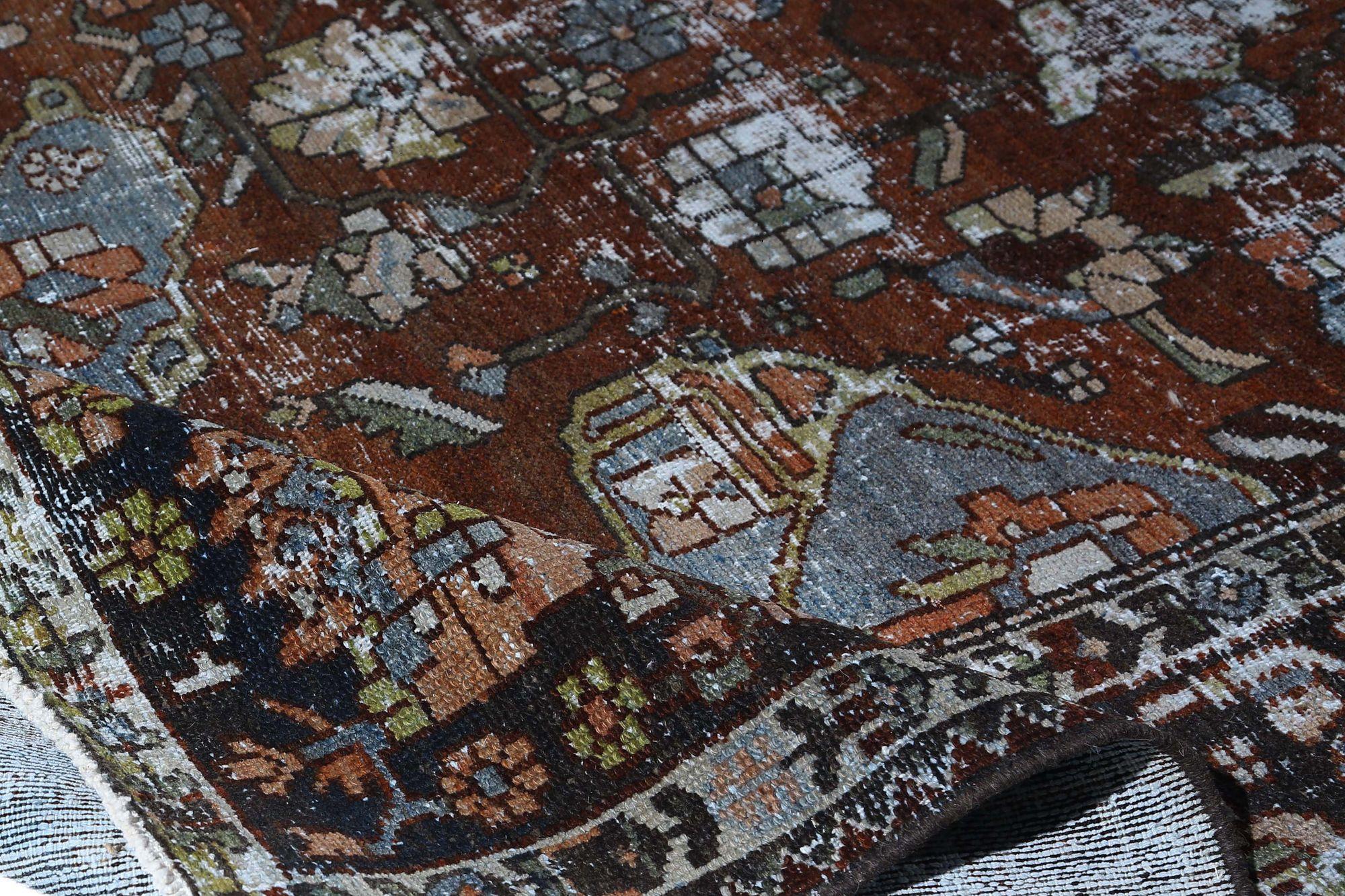 Entdecken Sie die Eleganz der persischen Bachtiari mit Teppichen aus der Zeit um 1880. Dieses exklusive Design aus Wolle und BlauMarineblauRot ist perfekt, um Ihren Raum aufzuwerten.