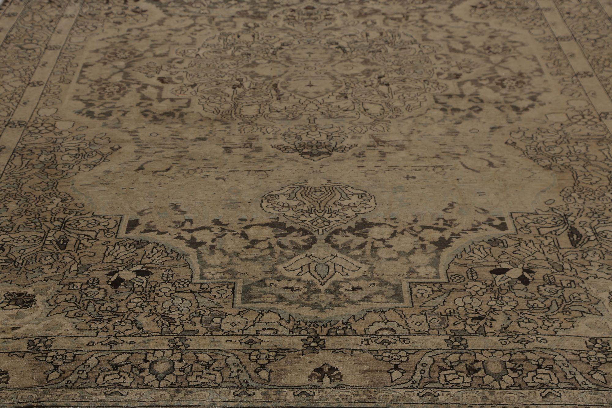 Scopri l'eleganza dei tappeti persiani Bakhtiari con caratteristiche da area CIRCA del 1910. Progettato in lana e marrone, questo design esclusivo è perfetto per valorizzare il tuo spazio.