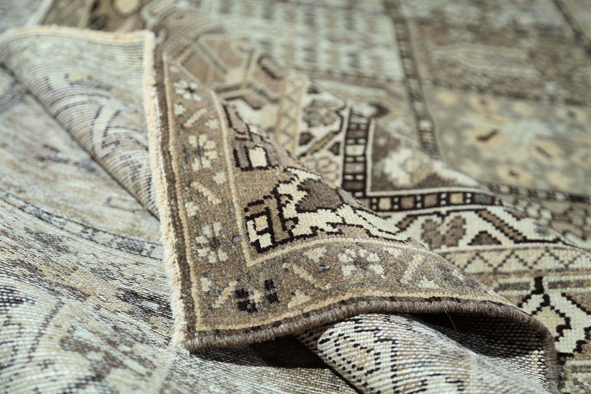 Scopri l'eleganza dei tappeti persiani Bakhtiari con caratteristiche da area CIRCA del 1910. Progettato con lana e marrone-verde-avorio, questo design esclusivo è perfetto per valorizzare il tuo spazio.