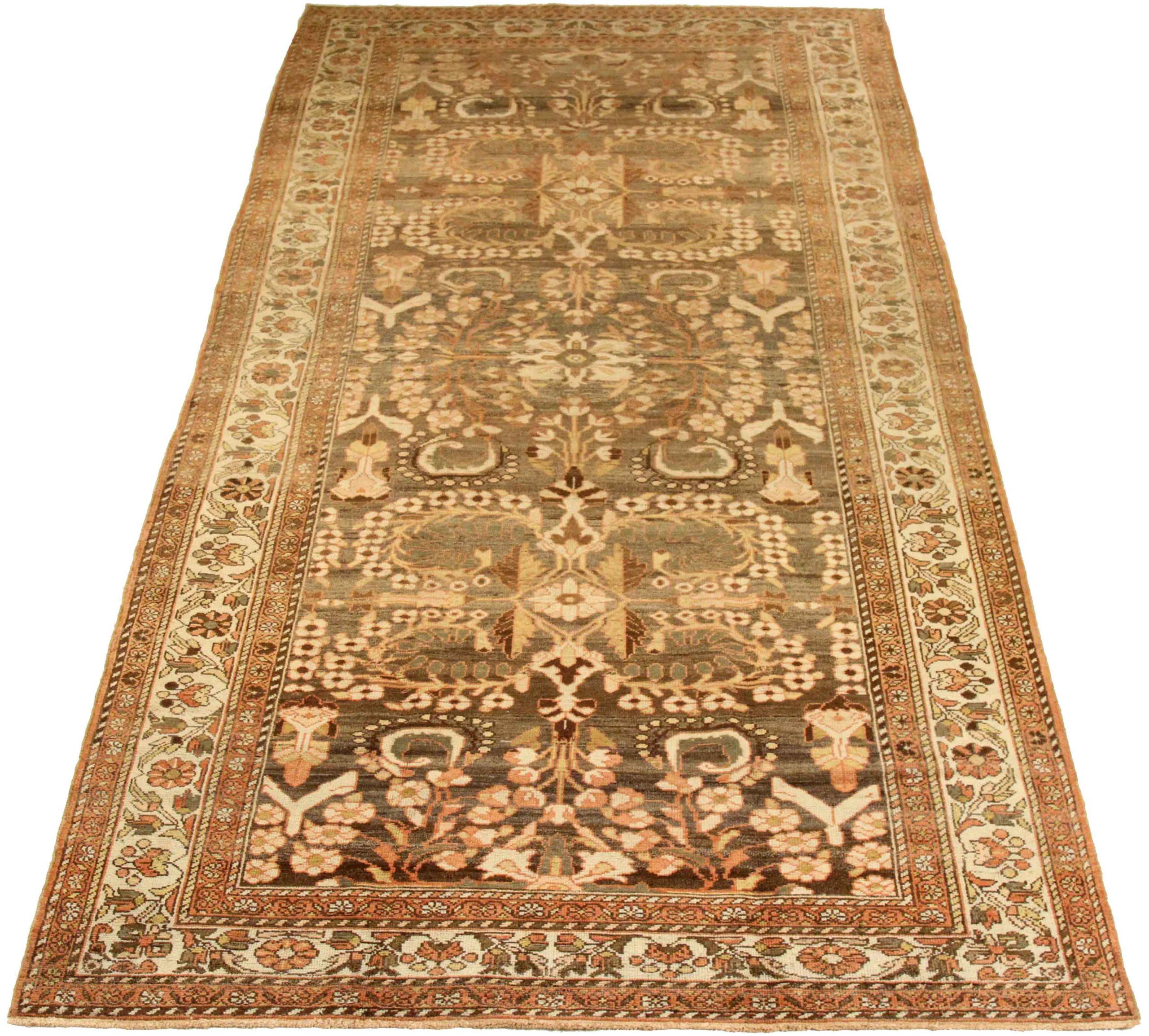 Scopri l'eleganza dei tappeti persiani Bakhtiari con caratteristiche da area CIRCA del 1880. Progettato in lana e marrone-avorio, questo design esclusivo è perfetto per valorizzare il tuo spazio.