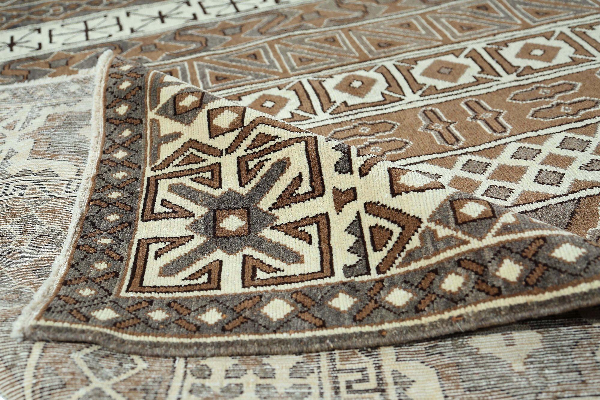 Scopri l'eleganza dei tappeti persiani Bakhtiari con caratteristiche da area CIRCA del 1910. Progettato in lana e marrone-avorio, questo design esclusivo è perfetto per valorizzare il tuo spazio.
