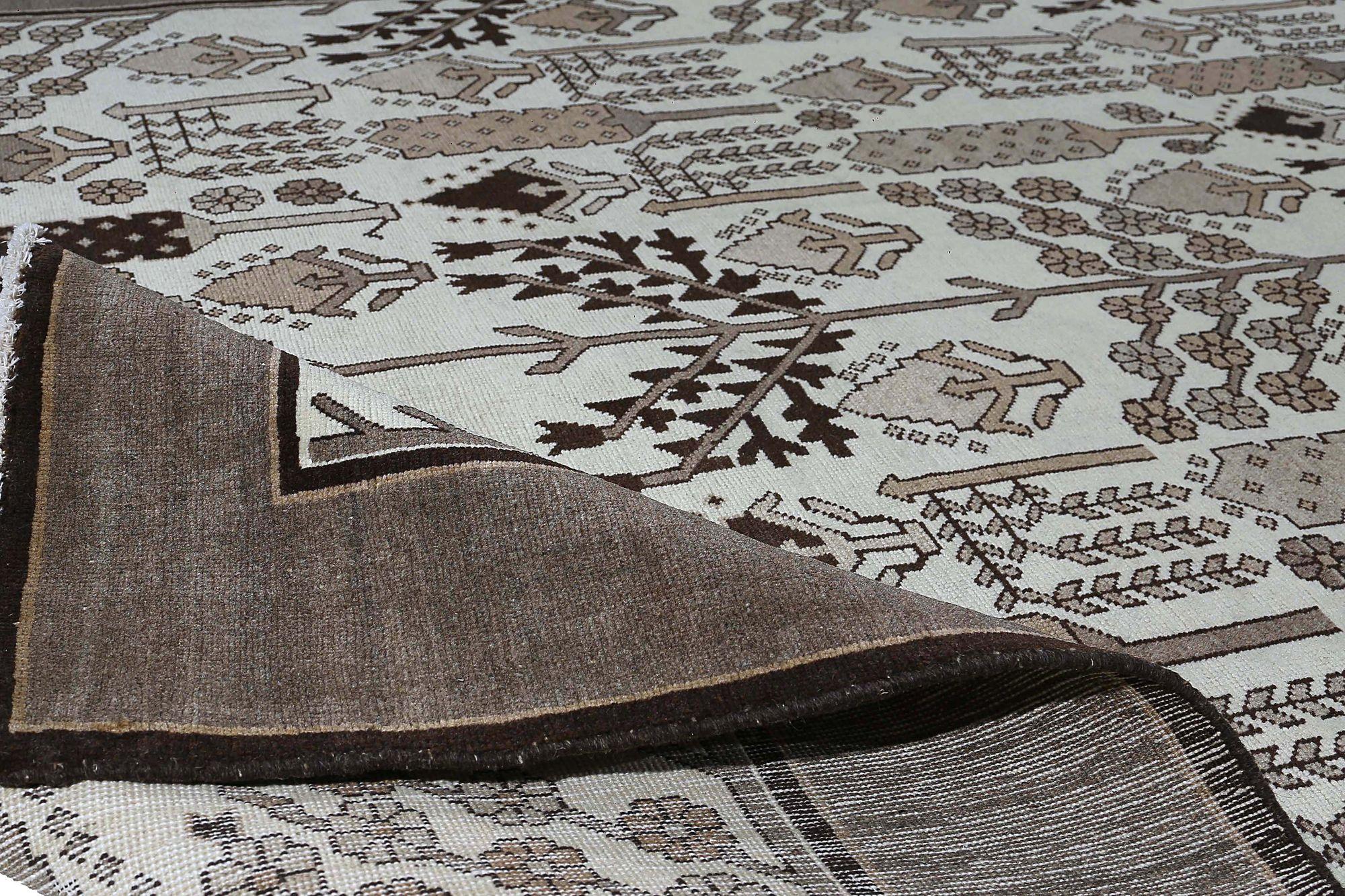 Entdecken Sie die Eleganz der persischen Bachtiari mit Teppichen aus der Zeit um 1910. Dieses exklusive Design aus Wolle und Braun-Elfenbein ist perfekt, um Ihren Raum zu verschönern.