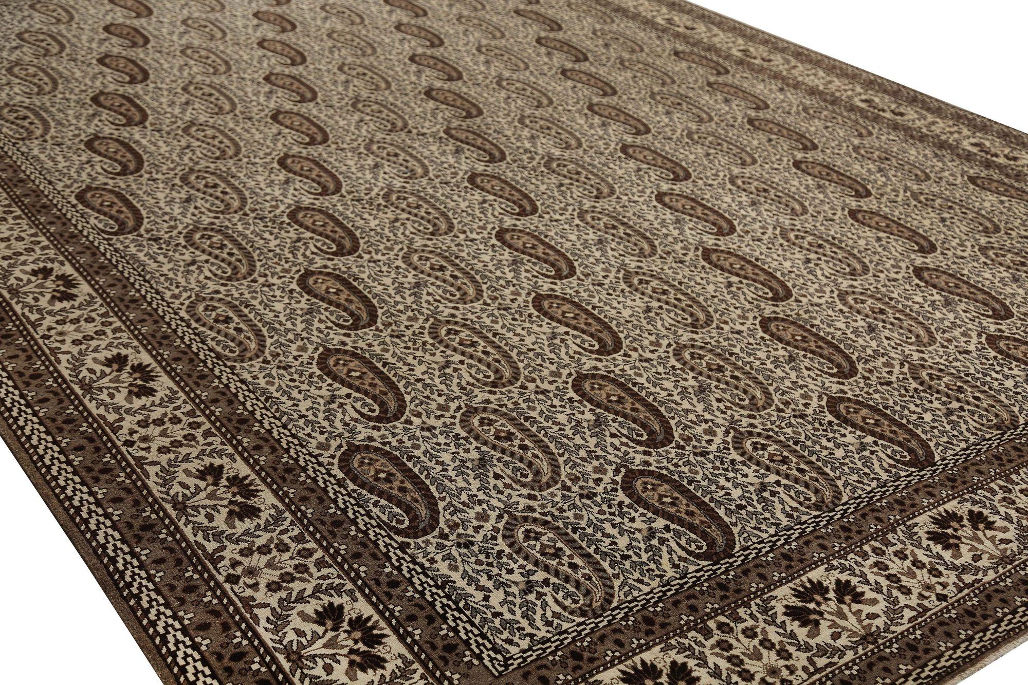 Scopri l'eleganza dei tappeti persiani Bakhtiari con caratteristiche da area CIRCA del 1910. Progettato in lana e marrone-avorio, questo design esclusivo è perfetto per valorizzare il tuo spazio.