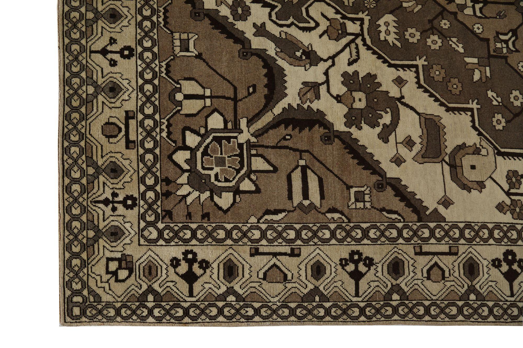 Scopri l'eleganza dei tappeti persiani Bakhtiari con caratteristiche da area CIRCA del 1940. Progettato in lana e marrone-avorio, questo design esclusivo è perfetto per valorizzare il tuo spazio.