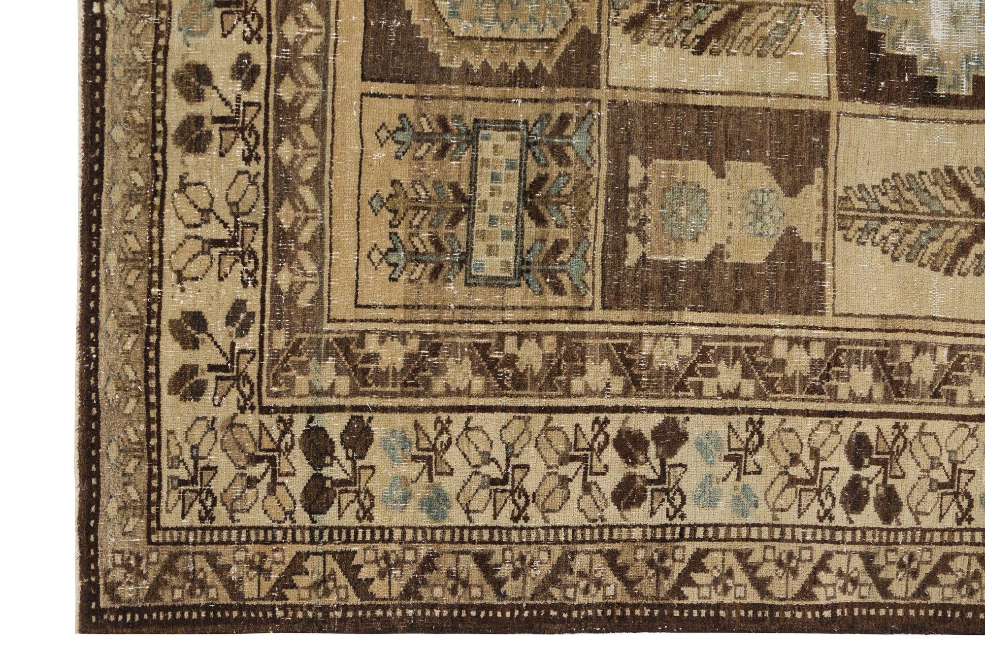 Scopri l'eleganza dei tappeti persiani Bakhtiari con caratteristiche da area CIRCA del 1910. Progettato in lana e marrone-avorio, questo design esclusivo è perfetto per valorizzare il tuo spazio.