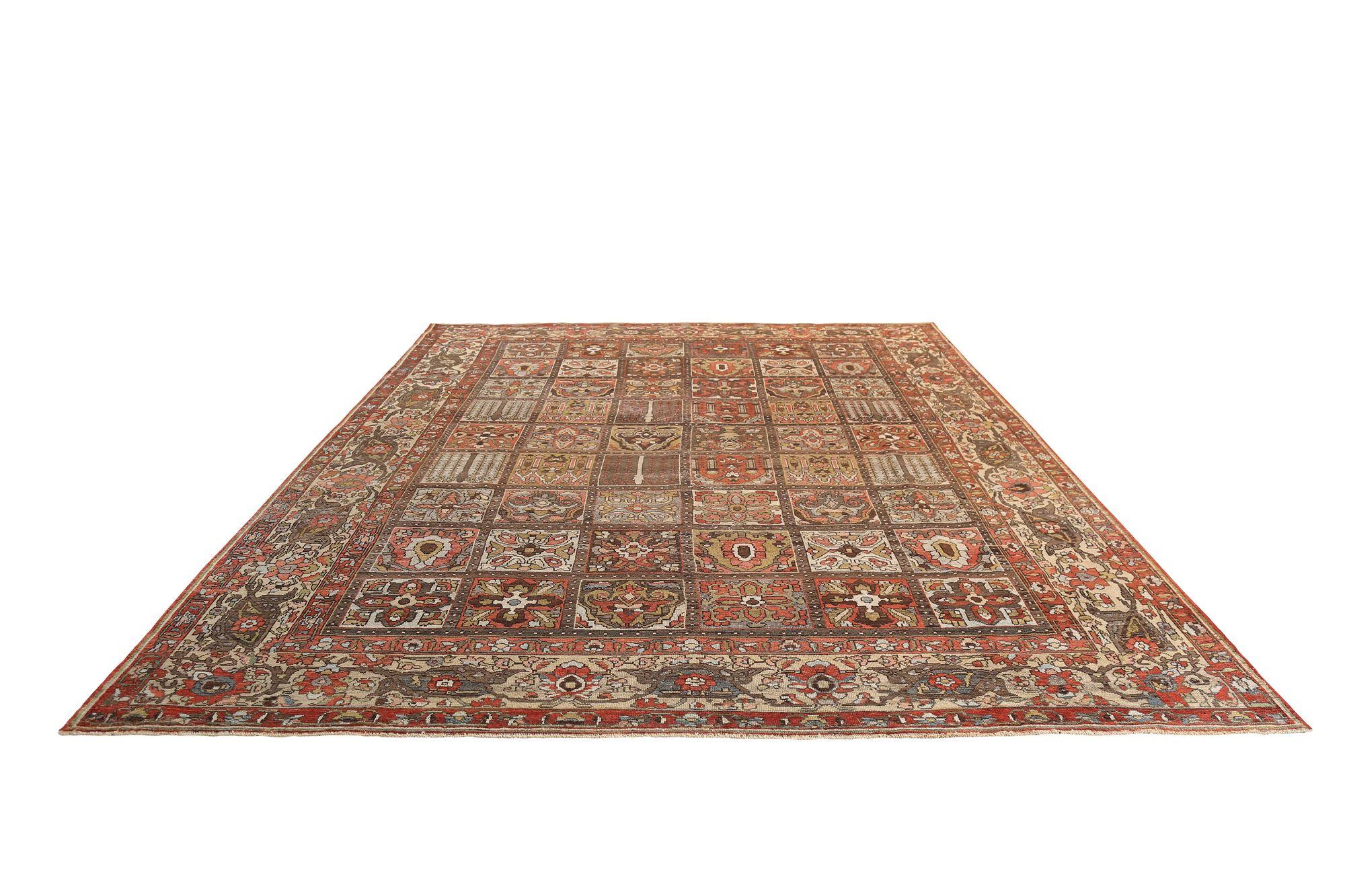 Scopri l'eleganza dei tappeti persiani Bakhtiari con caratteristiche da area CIRCA del 1910. Progettato con lana e marrone-avorio-rosso, questo design esclusivo è perfetto per valorizzare il tuo spazio.