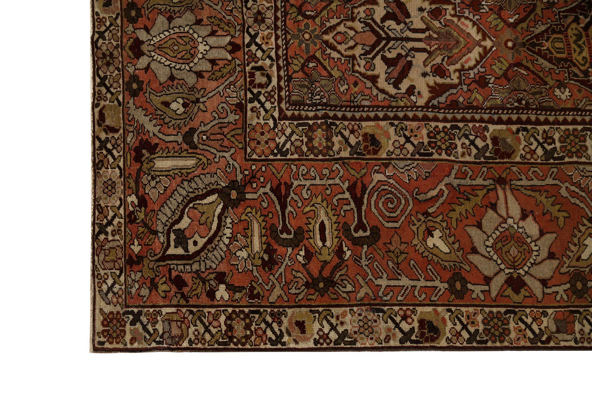 Entdecken Sie die Eleganz der persischen Bachtiari mit Teppichen aus der Zeit um 1940. Dieses exklusive Design aus Wolle und Braun-Elfenbein-Rot ist perfekt, um Ihren Raum zu verschönern.