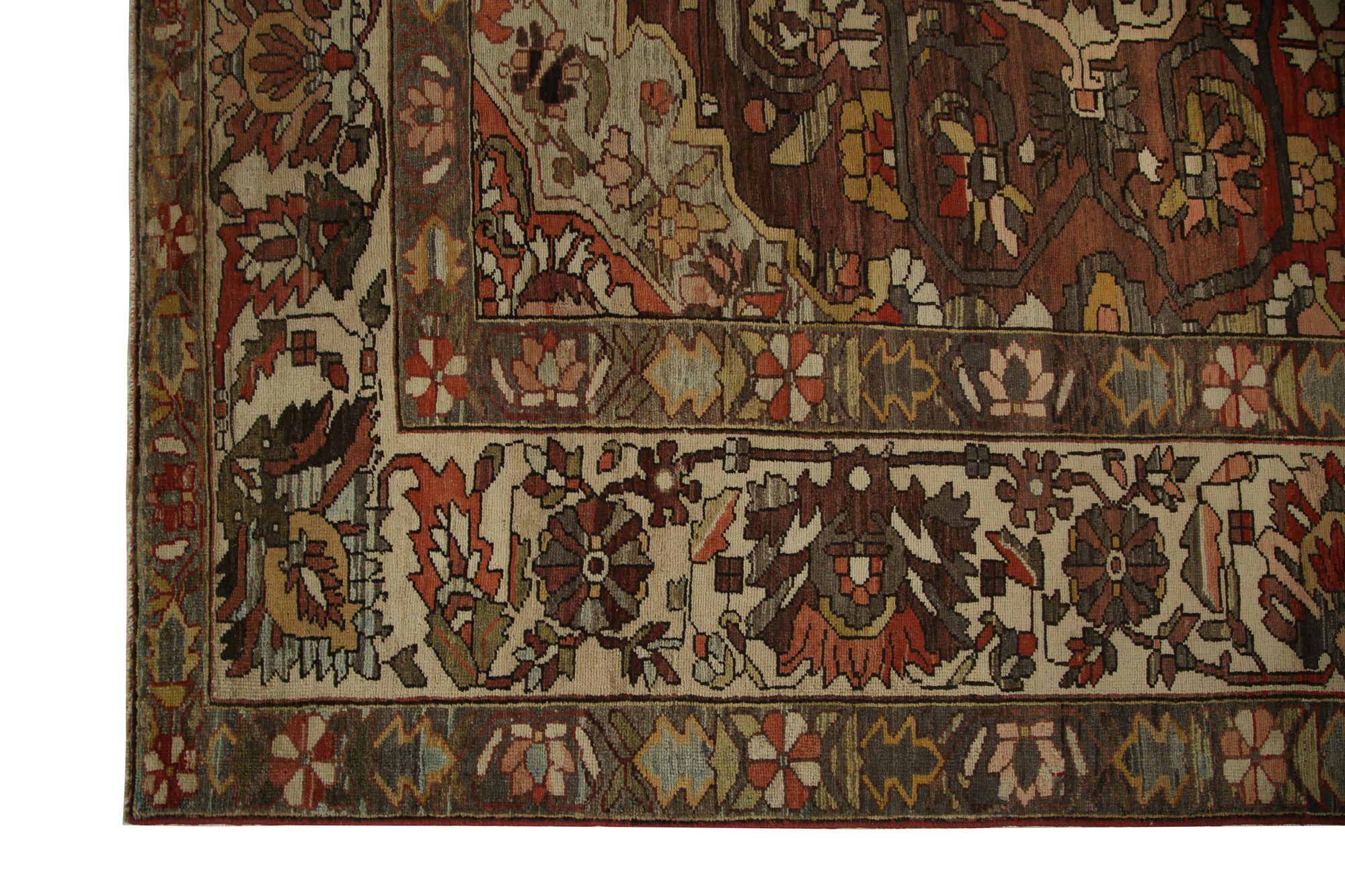 Entdecken Sie die Eleganz der persischen Bachtiari mit Teppichen aus der Zeit um 1910. Dieses exklusive Design aus Wolle und Braun-Elfenbein-Rot ist perfekt, um Ihren Raum zu verschönern.