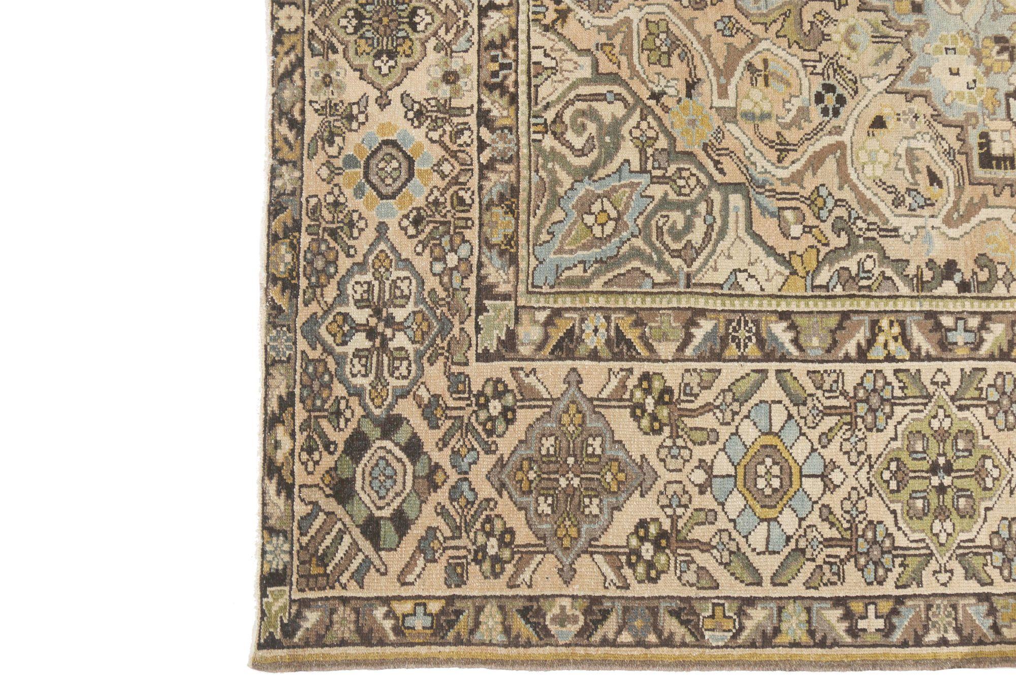 Scopri l'eleganza dei tappeti persiani Bakhtiari con caratteristiche da area CIRCA del 1940. Progettato con lana e marrone-avorio-tortora, questo design esclusivo è perfetto per valorizzare il tuo spazio.
