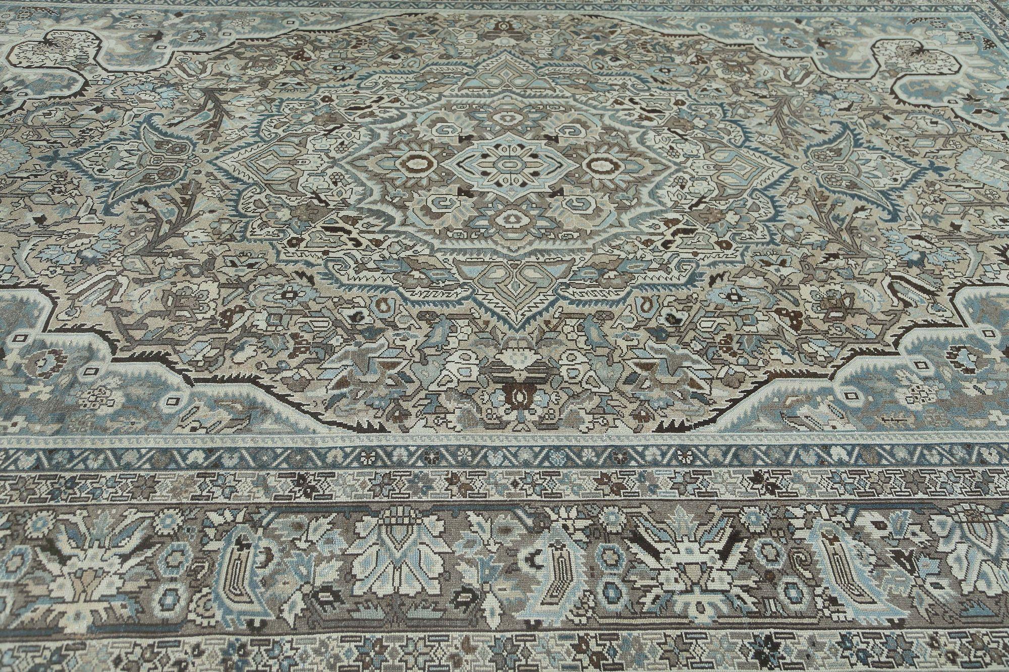 Scopri l'eleganza dei tappeti persiani Bakhtiari con caratteristiche da area CIRCA del 1910. Progettato con lana e marrone-blu chiaro, questo design esclusivo è perfetto per valorizzare il tuo spazio.