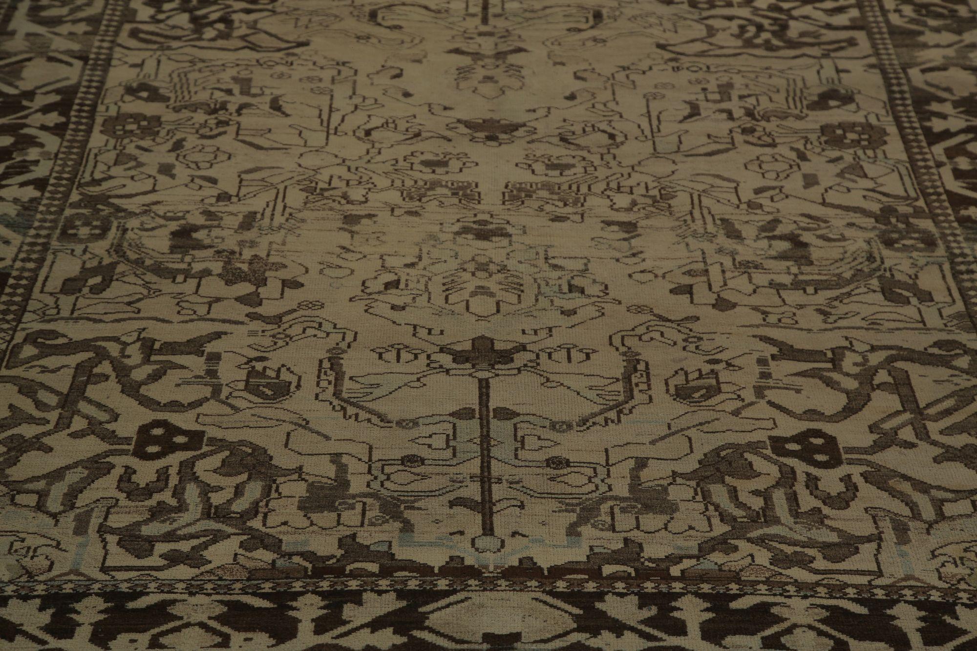 Scopri l'eleganza dei tappeti persiani Bakhtiari con caratteristiche da area CIRCA del 1910. Progettato con Lana e Marrone-Taupe, questo design esclusivo è perfetto per valorizzare il tuo spazio.