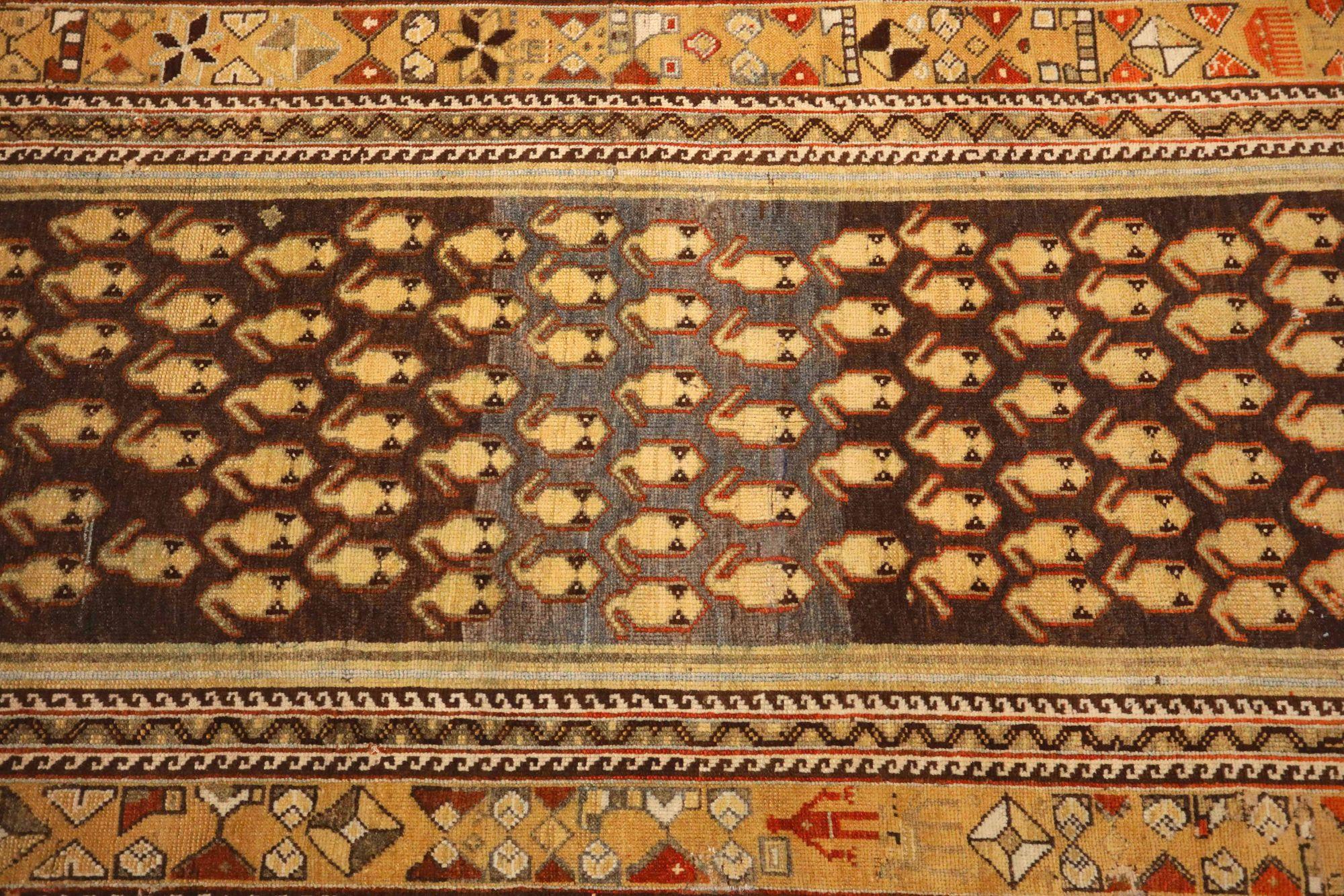 Découvrez l'élégance des tapis persans Bakhtiari de Circa 1880. Conçu avec de la laine et du Design/One, ce modèle exclusif est parfait pour mettre en valeur votre espace.