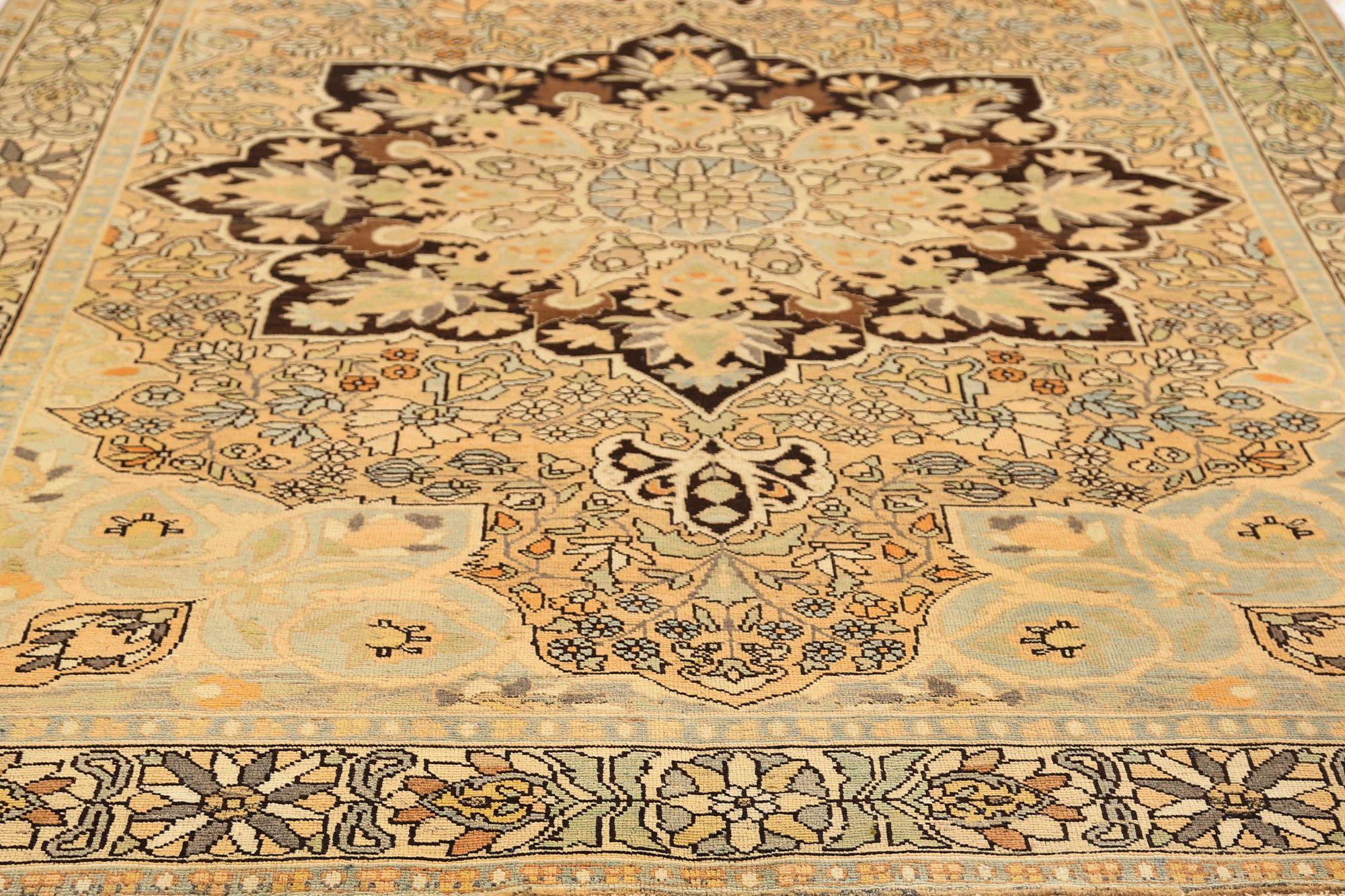 Descubre la elegancia de las alfombras persas Bakhtiari de Circa 1910. Diseñado con lana y amarillo pardo, este diseño exclusivo es perfecto para realzar tu espacio.