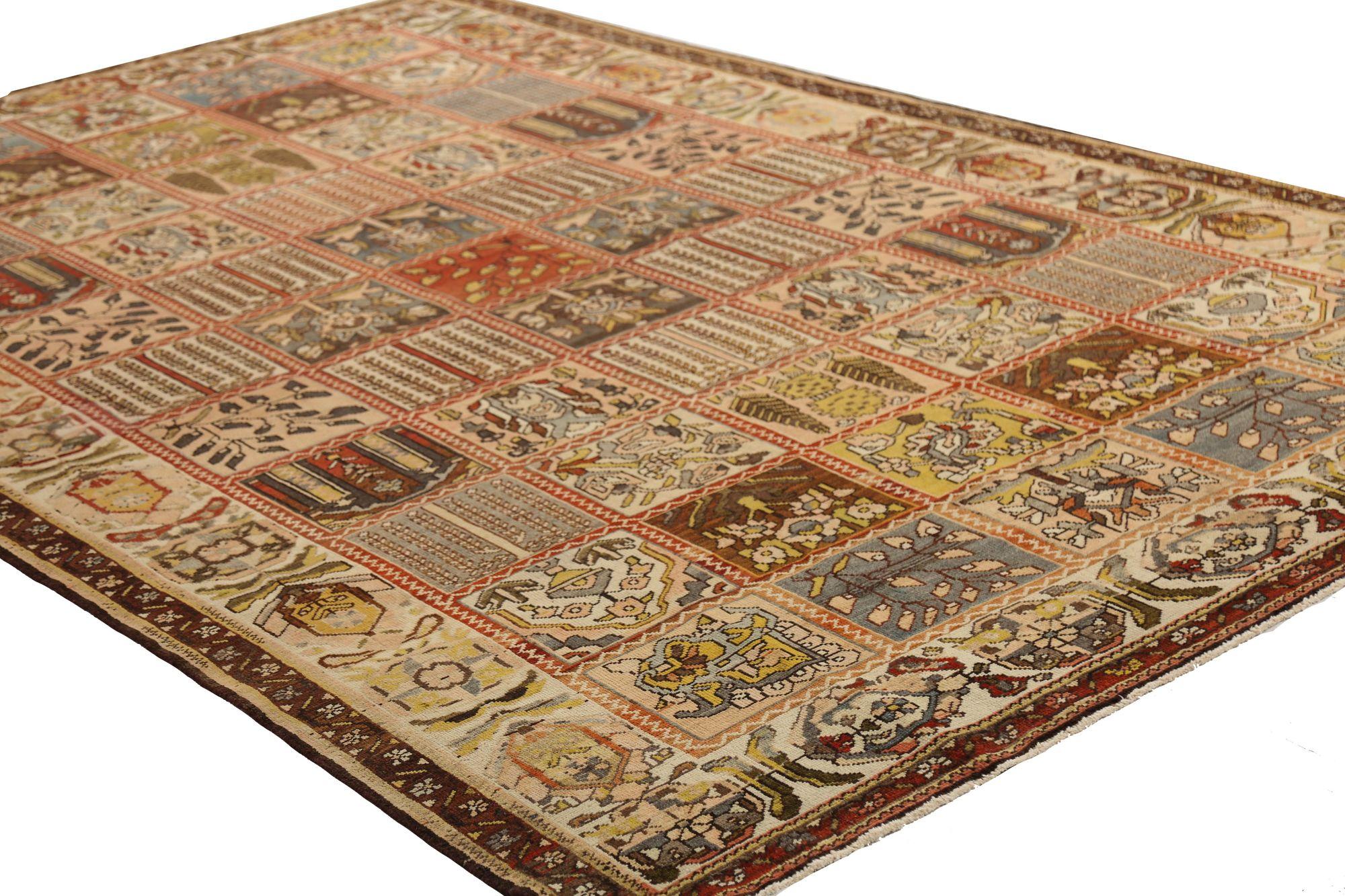 Entdecken Sie die Eleganz der persischen Bachtiari mit Teppichen aus der Zeit um 1910. Dieses exklusive Design aus Wolle und Elfenbein ist perfekt, um Ihren Raum zu verschönern.