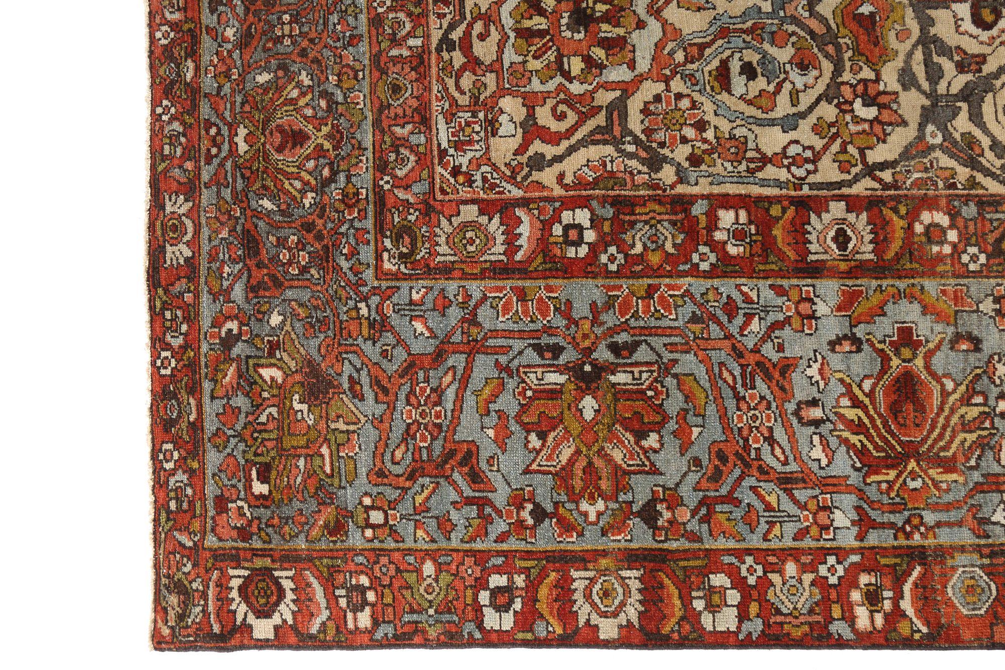 Scopri l'eleganza dei tappeti persiani Bakhtiari con caratteristiche da area CIRCA del 1940. Progettato con lana e avorio, questo design esclusivo è perfetto per valorizzare il tuo spazio.