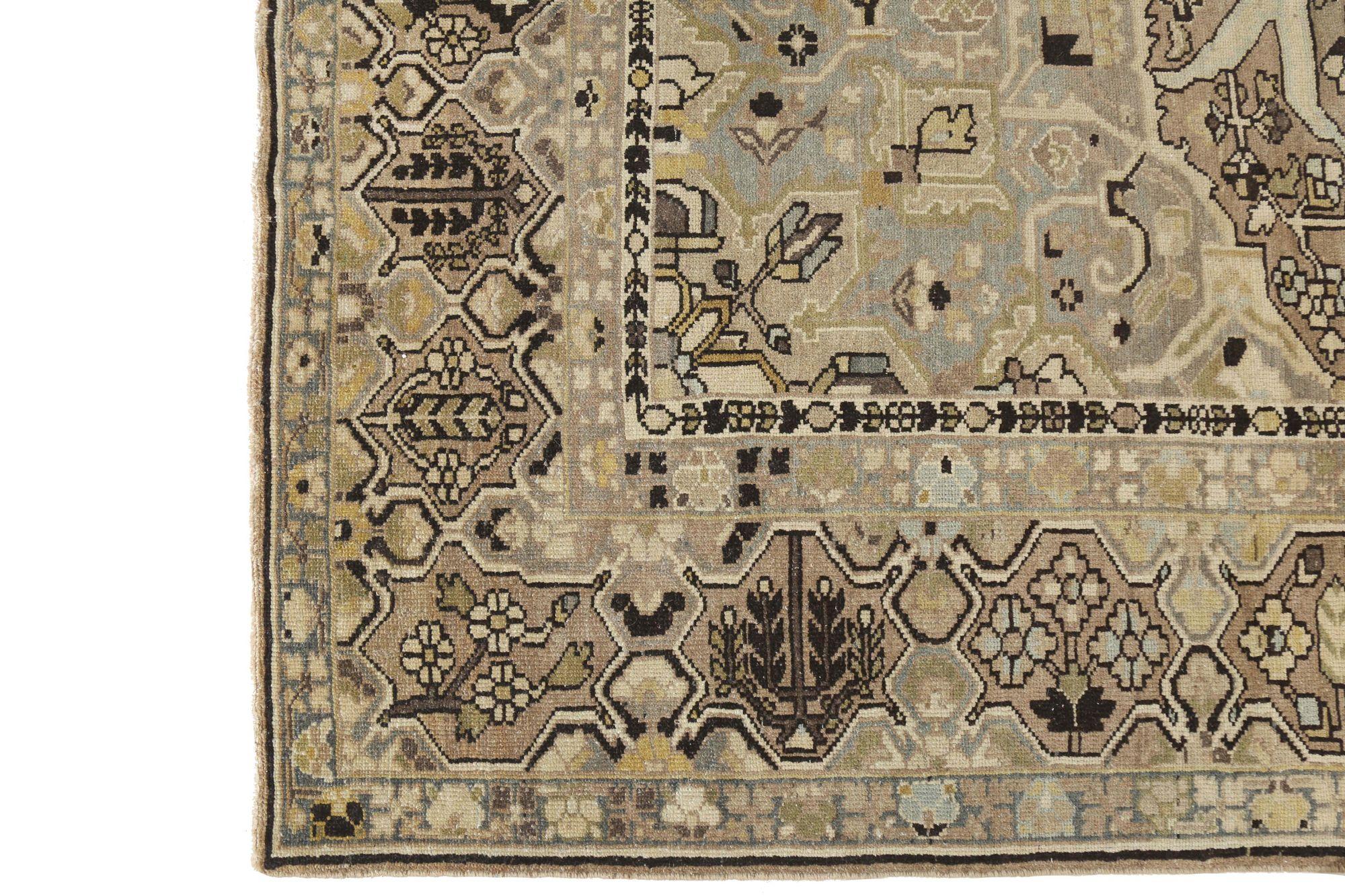 Descubre la elegancia de las alfombras persas Bakhtiari de Circa 1940. Diseñado con lana y topo azul marfil claro, este diseño exclusivo es perfecto para realzar tu espacio.
