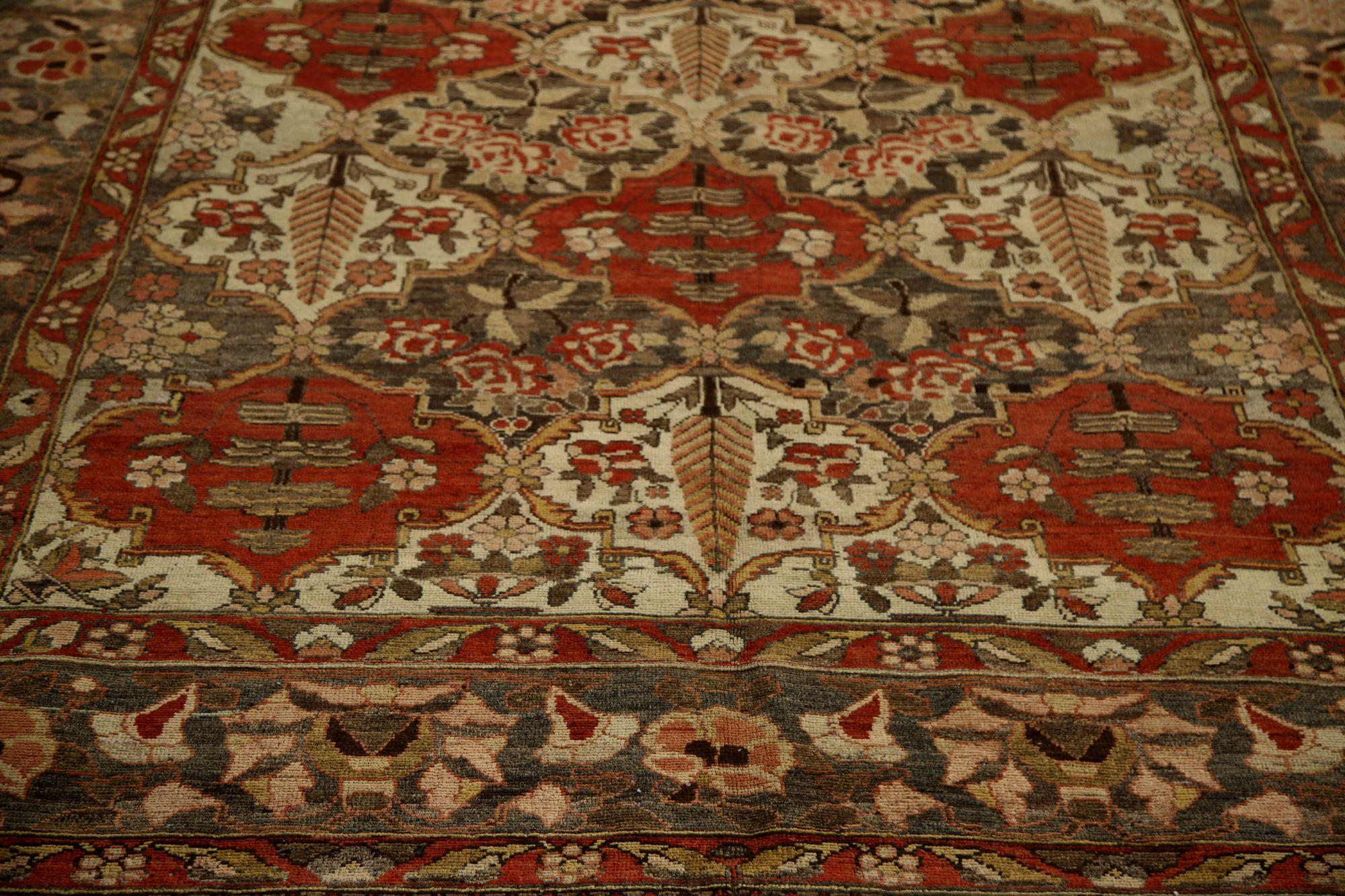 Scopri l'eleganza dei tappeti persiani Bakhtiari con caratteristiche da area CIRCA del 1910. Progettato con lana e IvoryRed, questo design esclusivo è perfetto per valorizzare il tuo spazio.